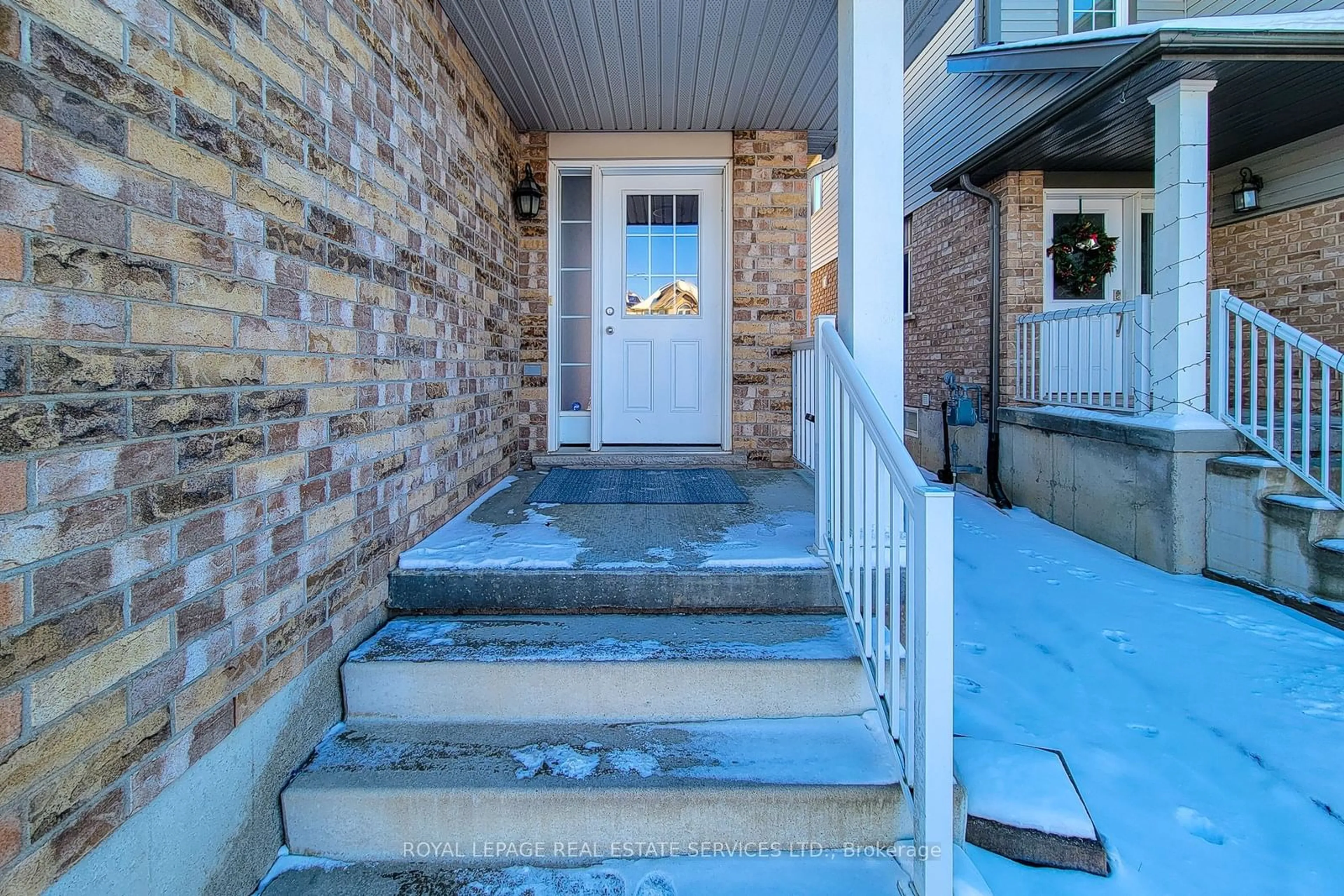 Indoor entryway for 381 Parkvale Dr, Kitchener Ontario N2R 1Y2