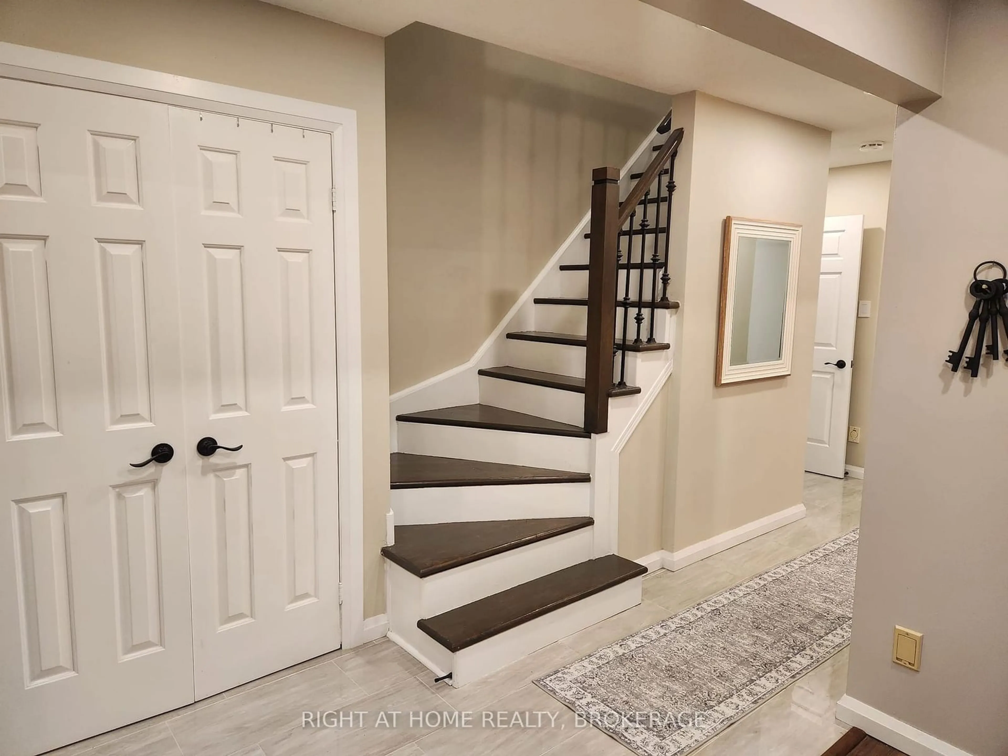 Indoor entryway for 2 Desantis Crt, Hamilton Ontario L8W 3A9