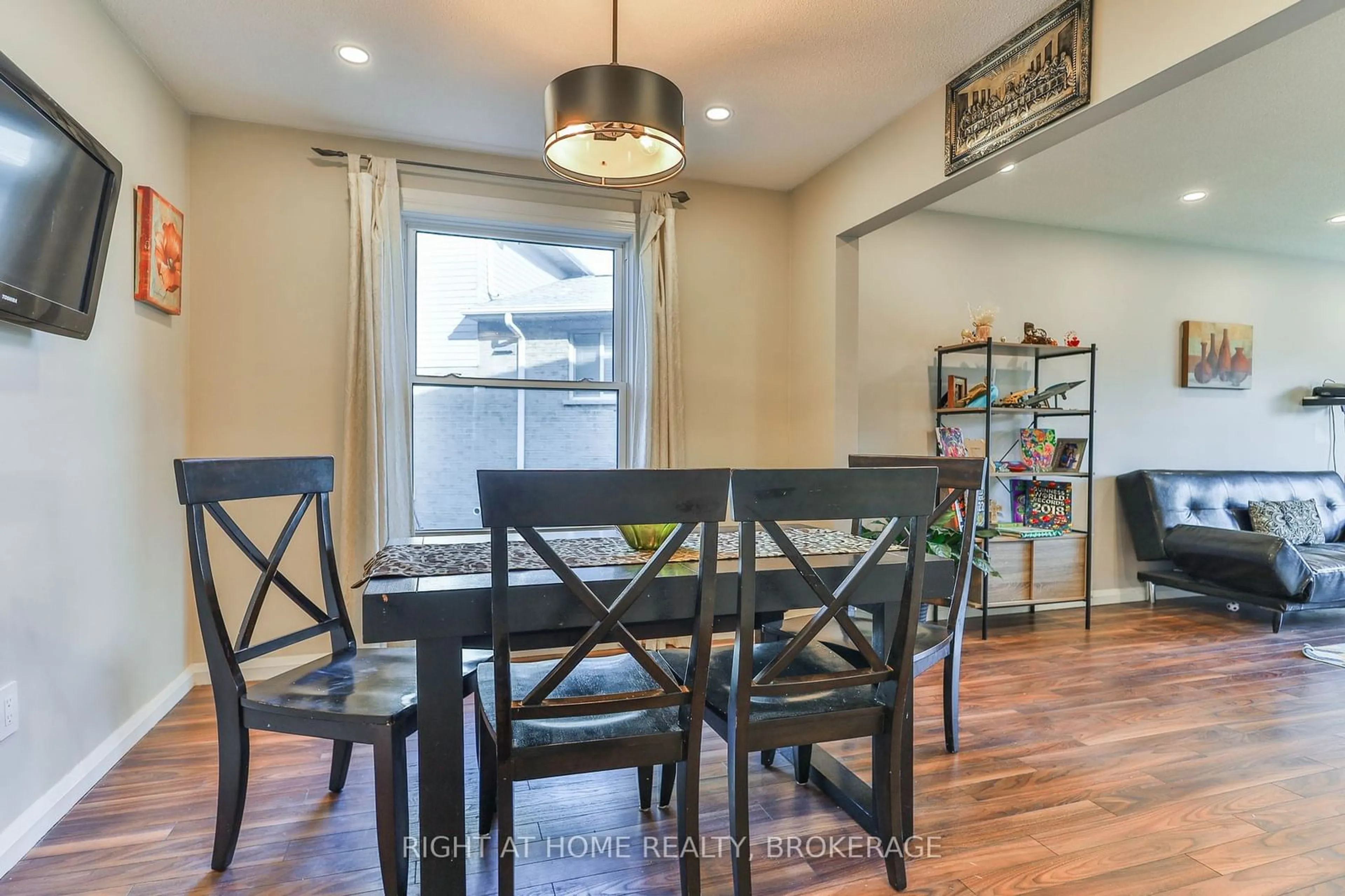 Dining room, wood/laminate floor for 2 Desantis Crt, Hamilton Ontario L8W 3A9