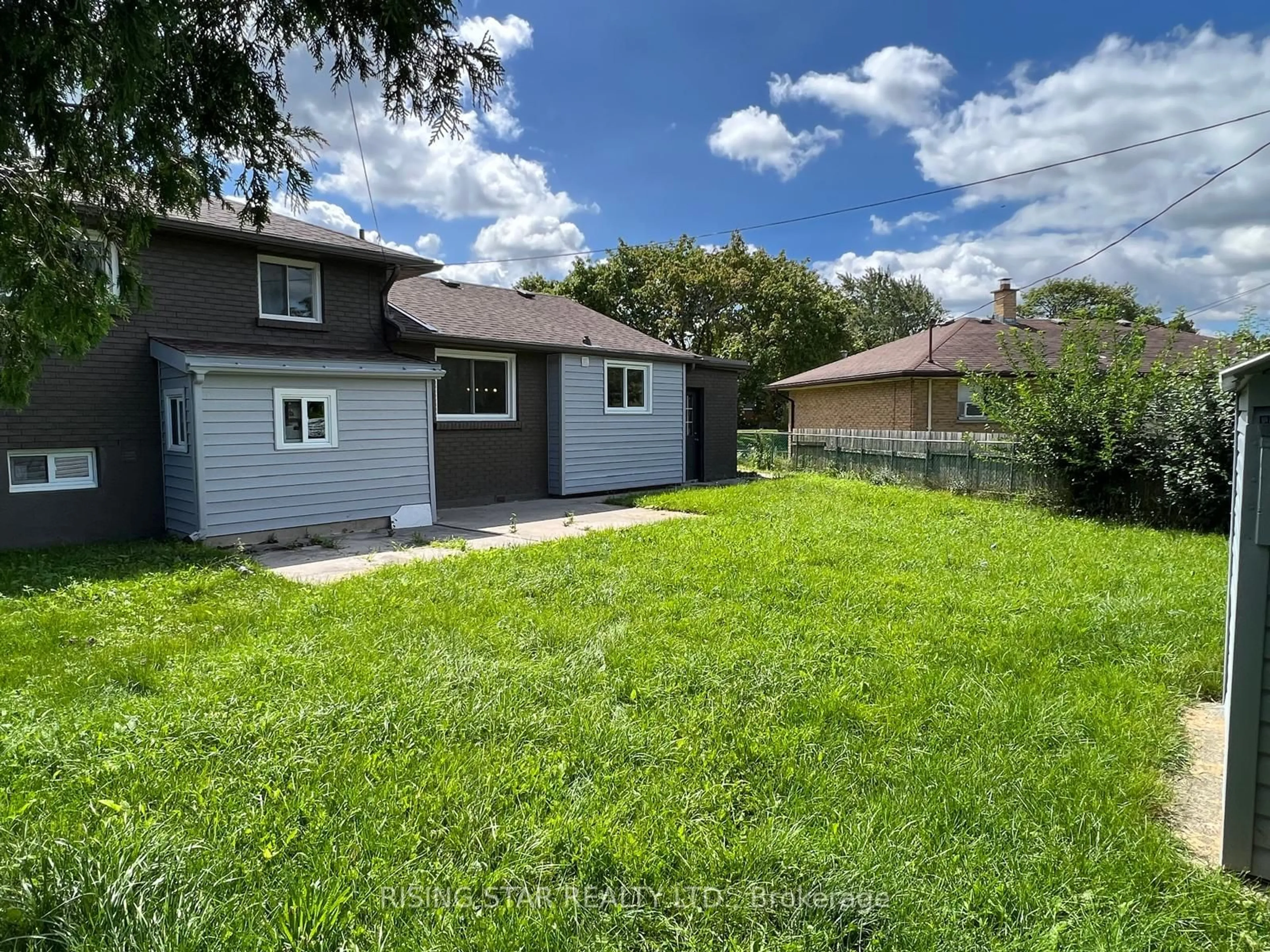 A pic from outside/outdoor area/front of a property/back of a property/a pic from drone, street for 1026 Eagle Dr, London Ontario N5Z 3H5