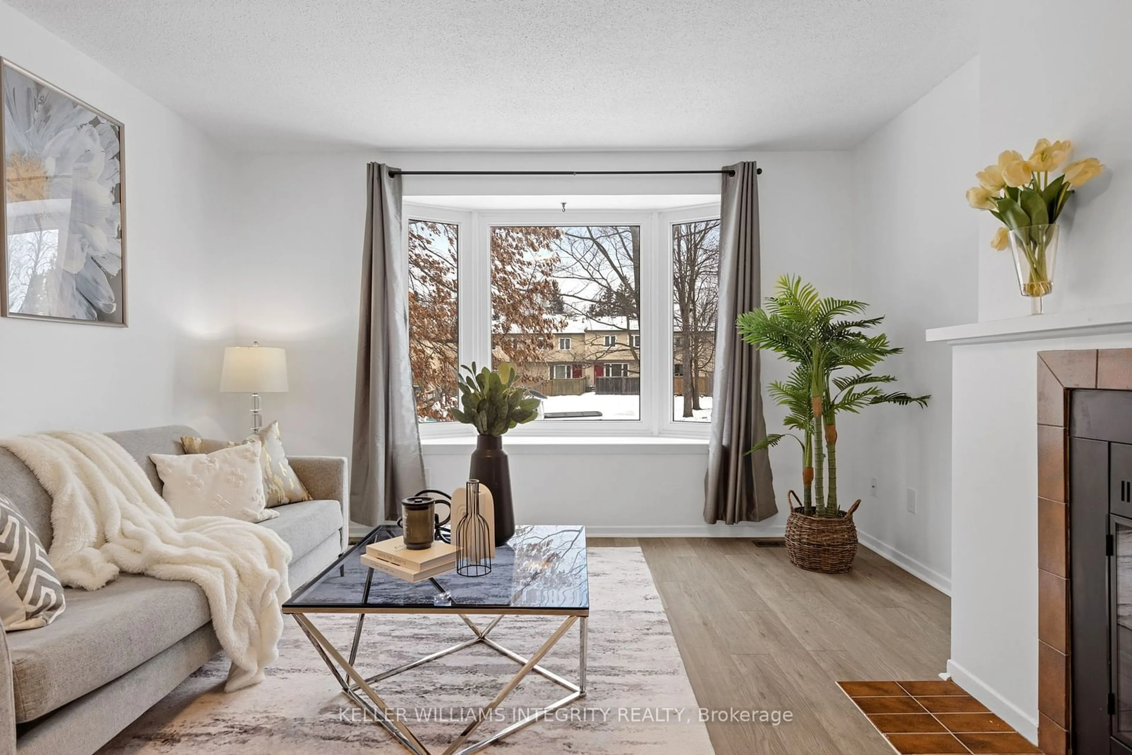 Living room with furniture, unknown for 20 Gillespie Cres, Hunt Club - Windsor Park Village and Area Ontario K1V 9X8