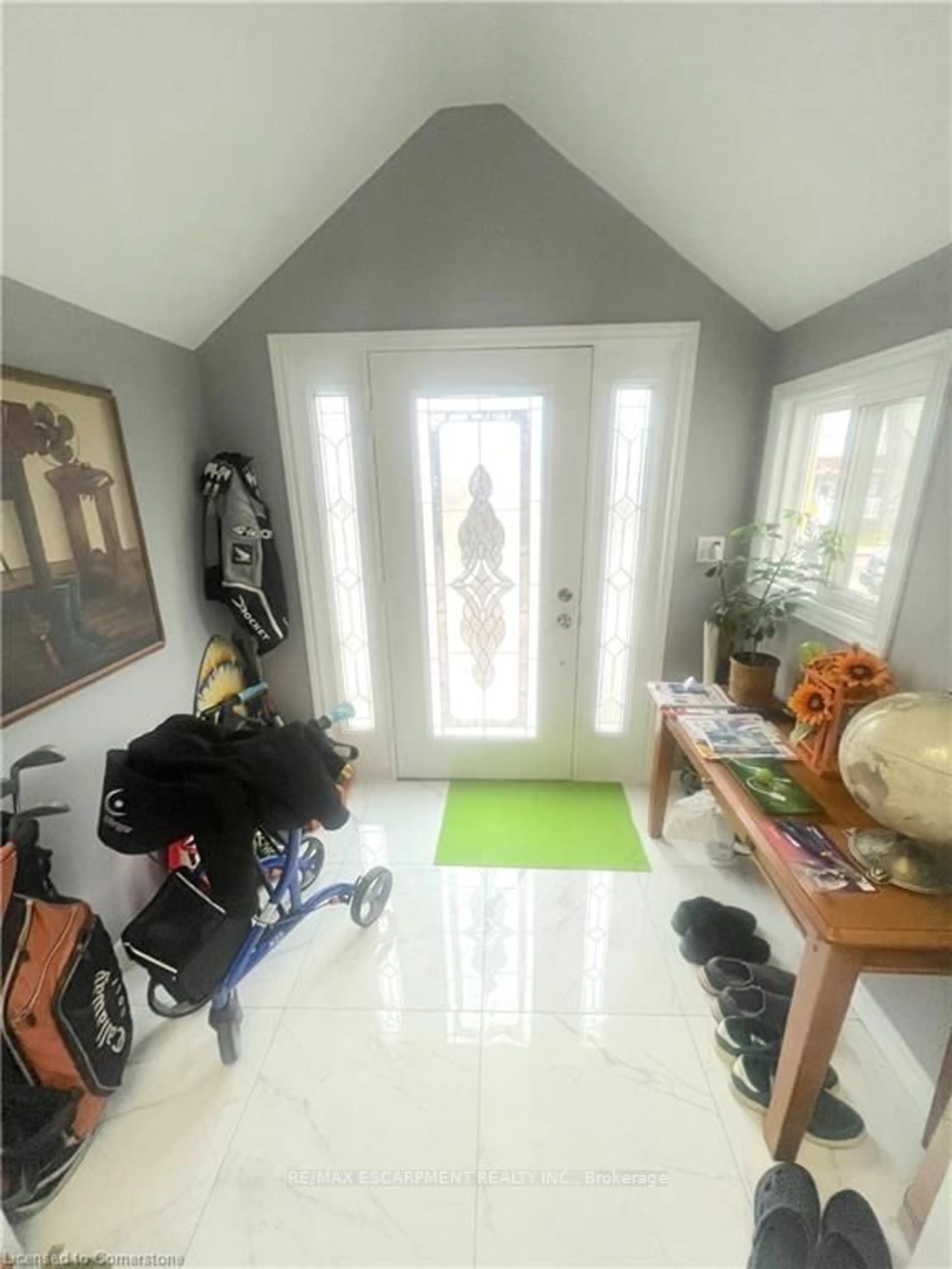 Indoor entryway for 208 Picton St, Hamilton Ontario L8L 3W9