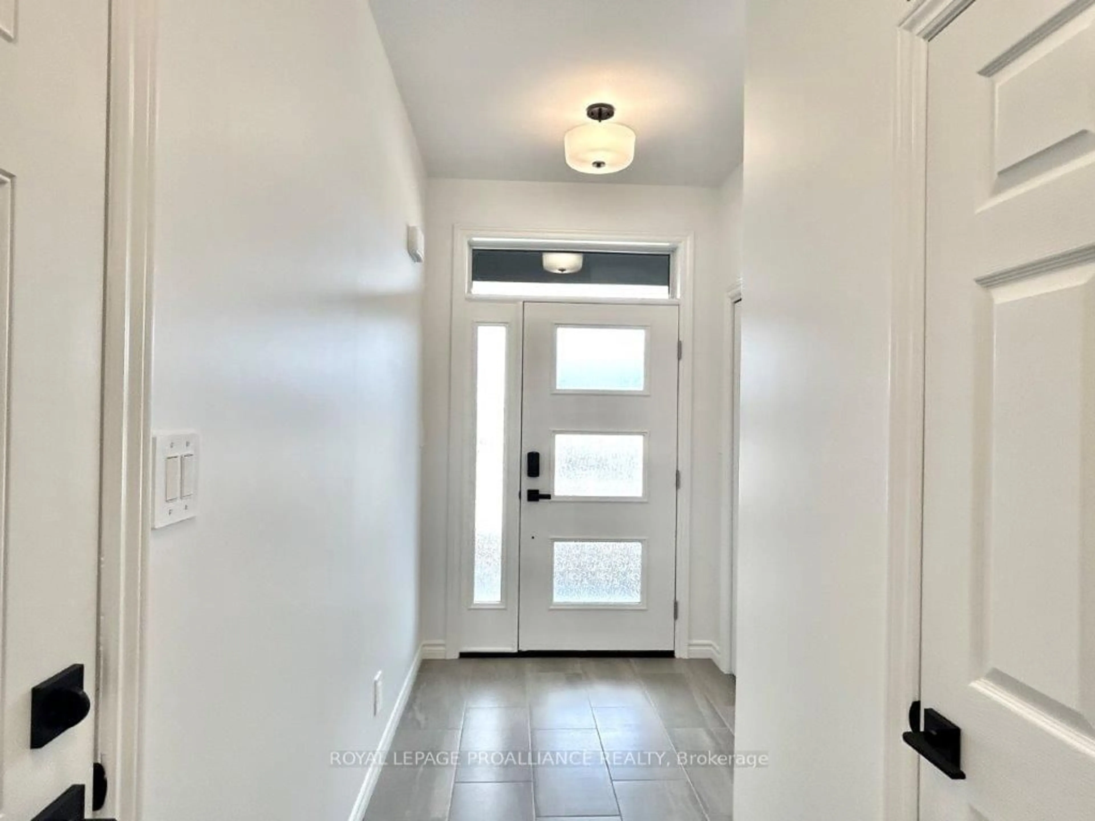 Indoor entryway for 8 Otonabee St, Belleville Ontario K8N 0T3