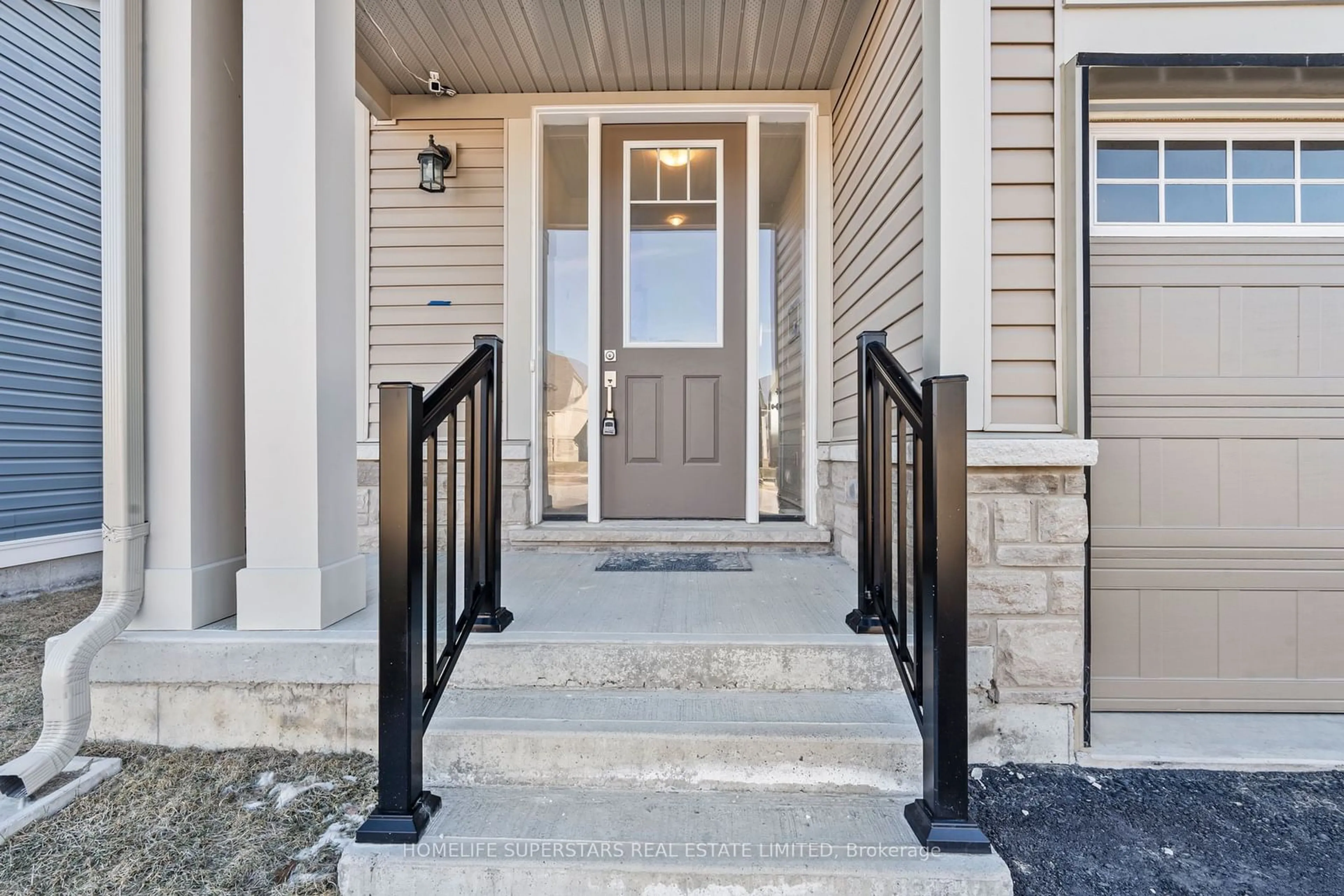 Indoor entryway for 18 Oakmont Dr, Loyalist Ontario K0H 1G0