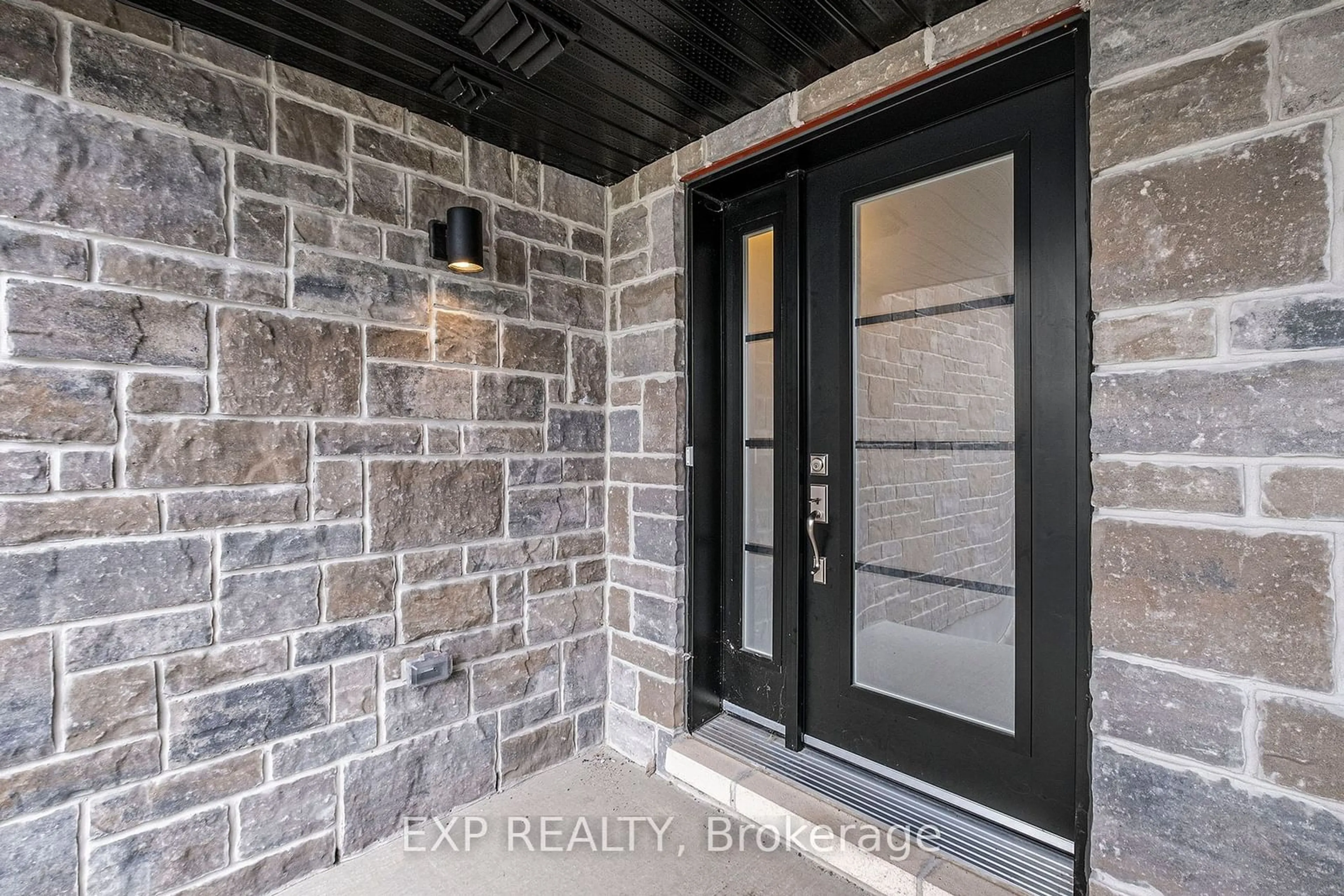 Indoor entryway for 204 ST MALO Pl, Russell Ontario K0A 1W0