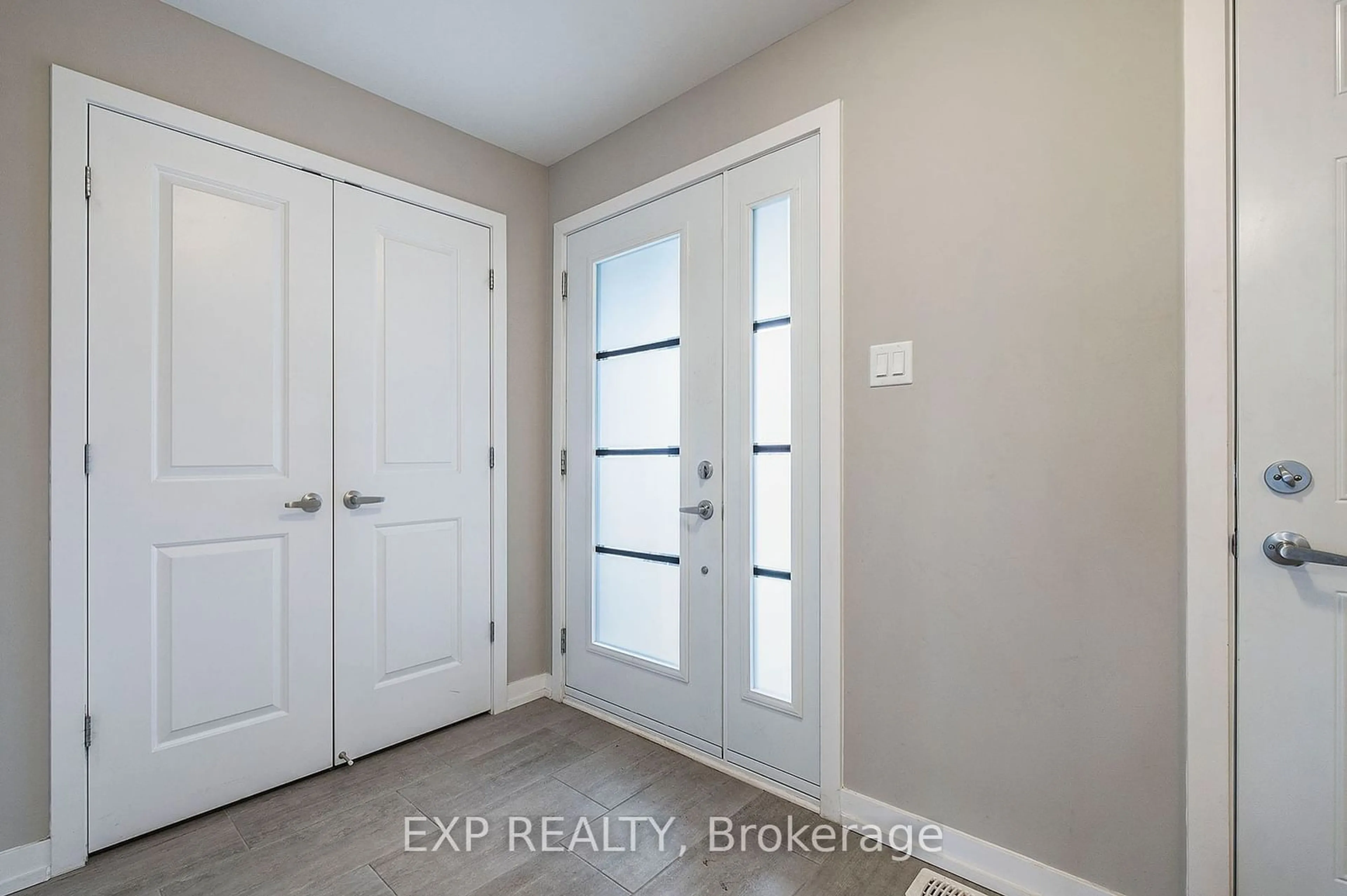 Indoor entryway for 204 ST MALO Pl, Russell Ontario K0A 1W0