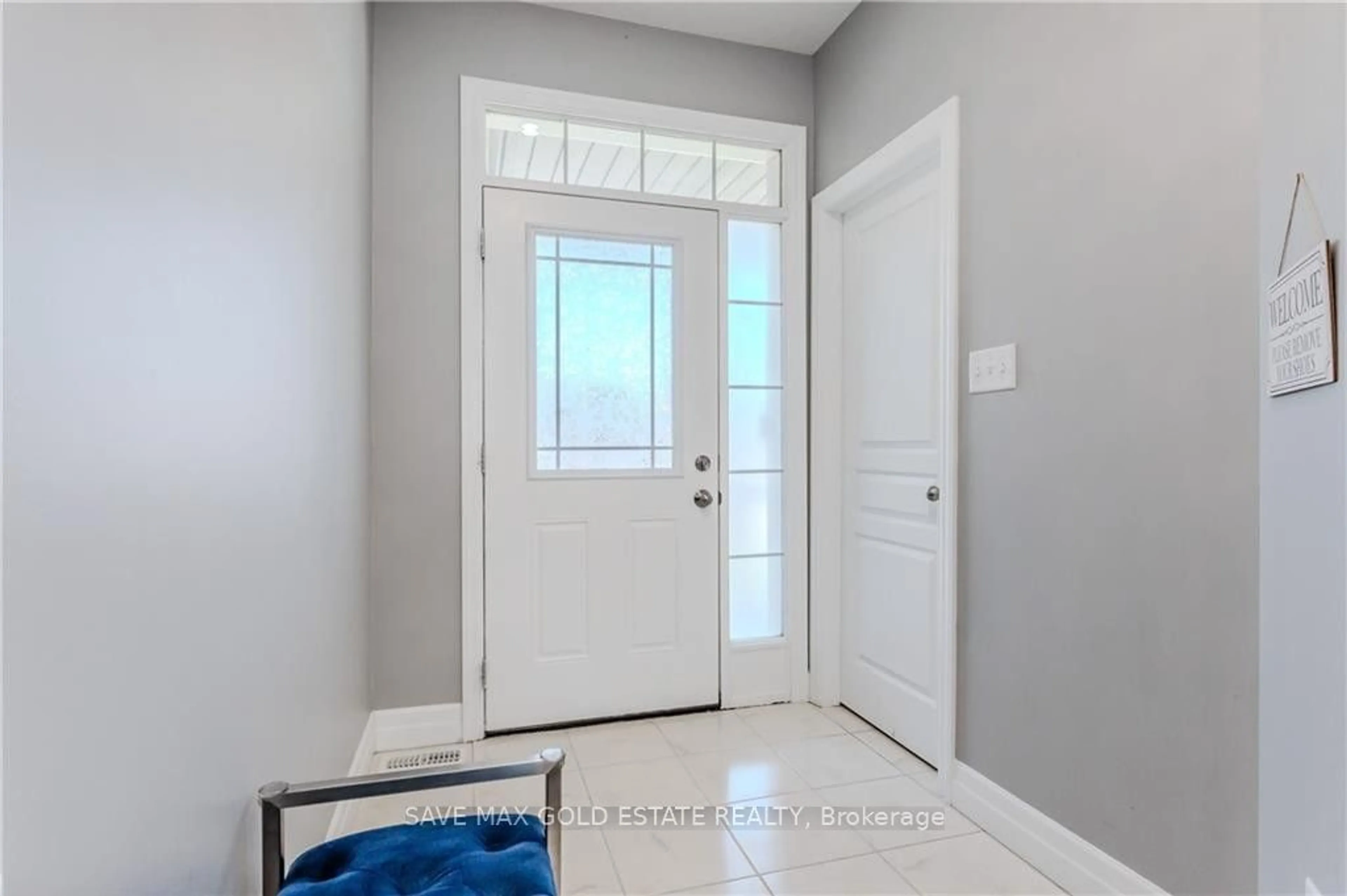 Indoor entryway for 51 Newcastle Crt, Kitchener Ontario N2R 0G7