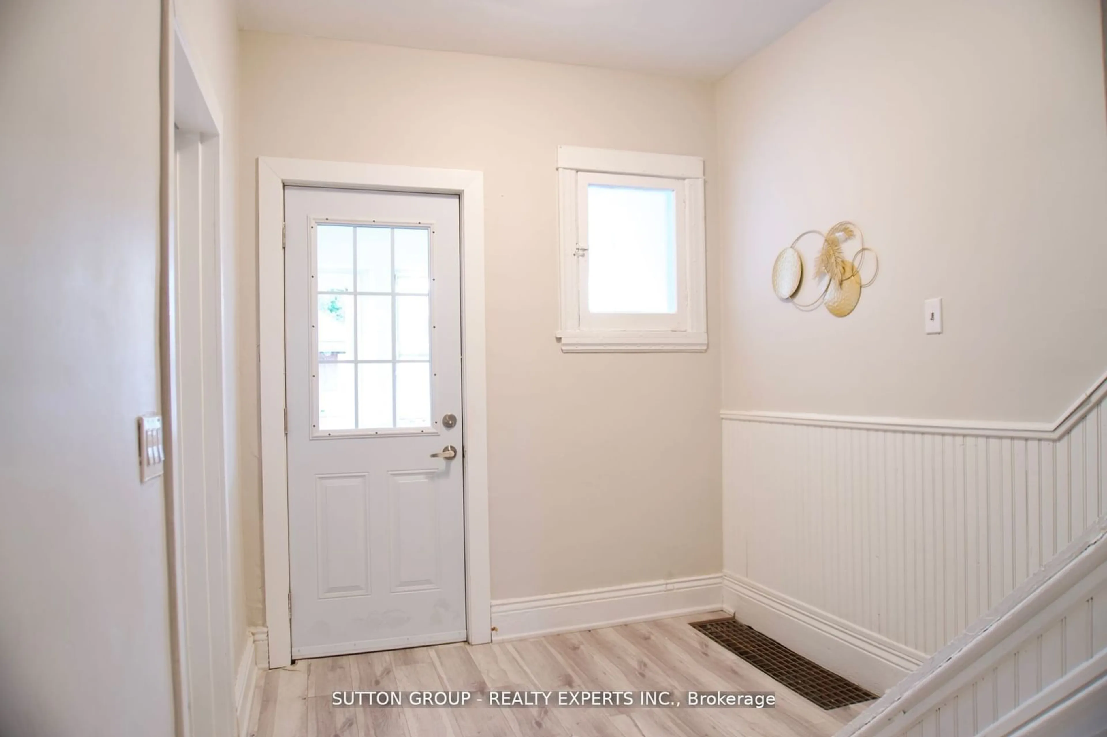 Indoor entryway for 7 Cluny Ave, Hamilton Ontario L8L 3H7