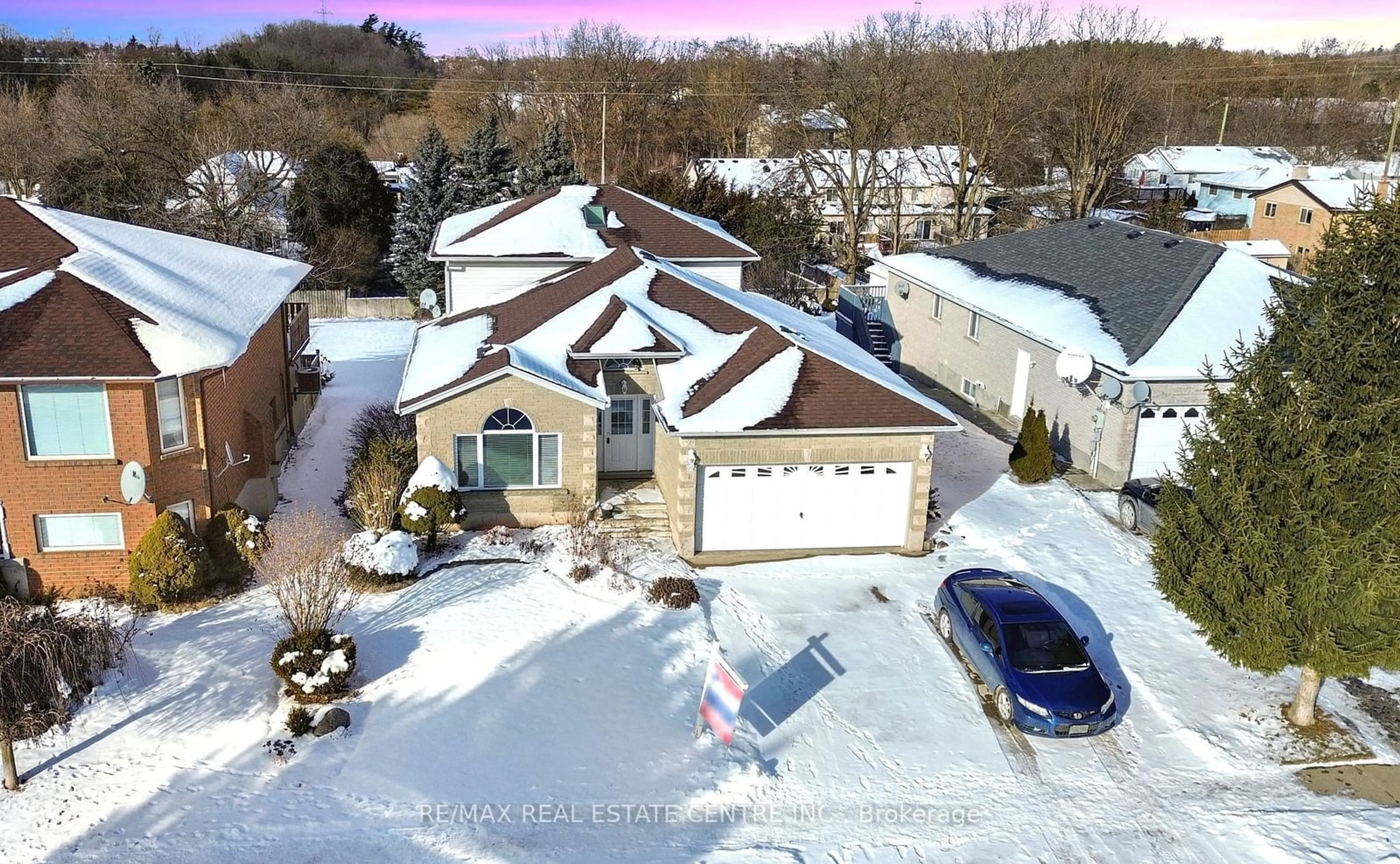 A pic from outside/outdoor area/front of a property/back of a property/a pic from drone, street for 96 Bluerock Cres, Cambridge Ontario N1R 7B8