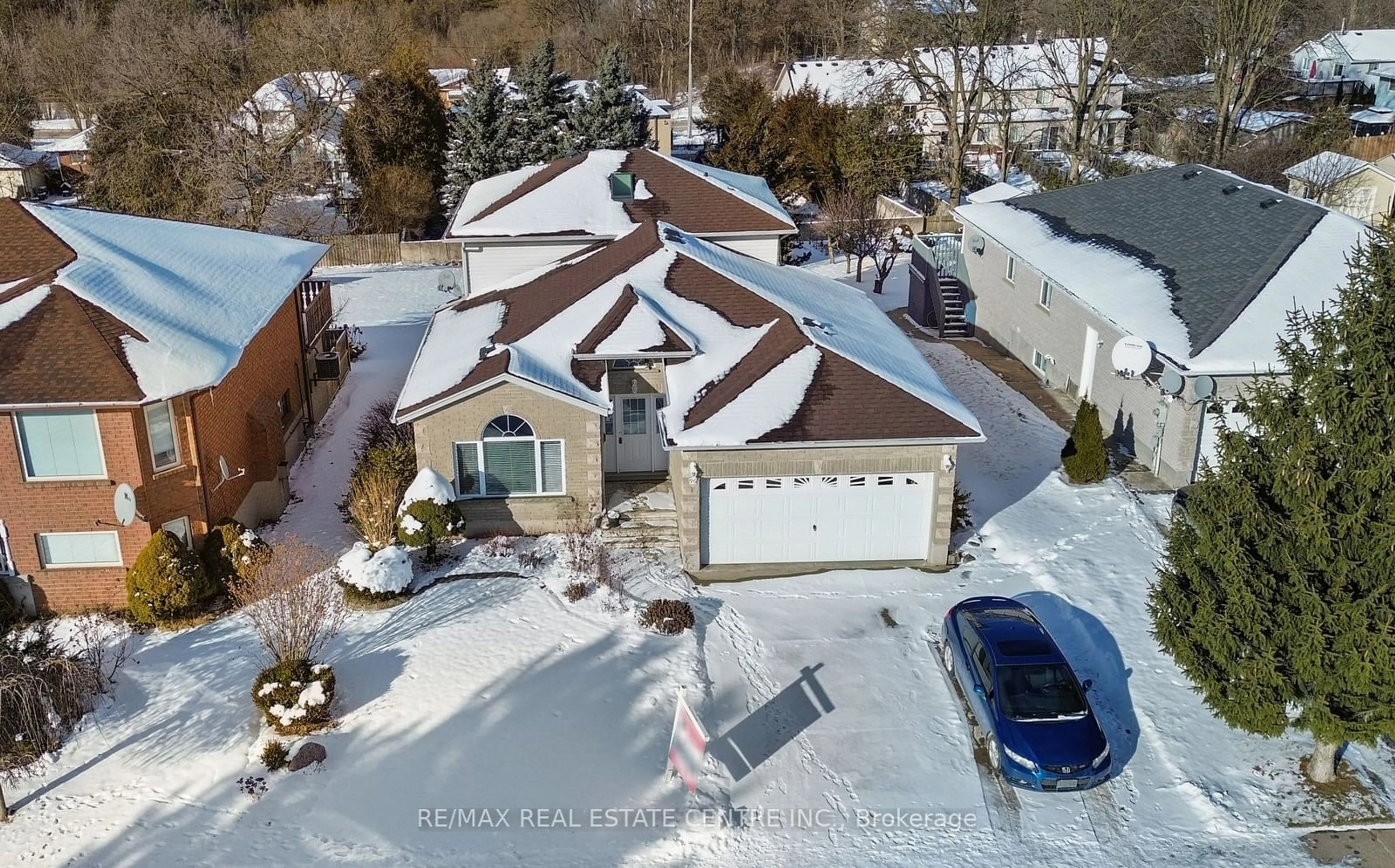 A pic from outside/outdoor area/front of a property/back of a property/a pic from drone, street for 96 Bluerock Cres, Cambridge Ontario N1R 7B8