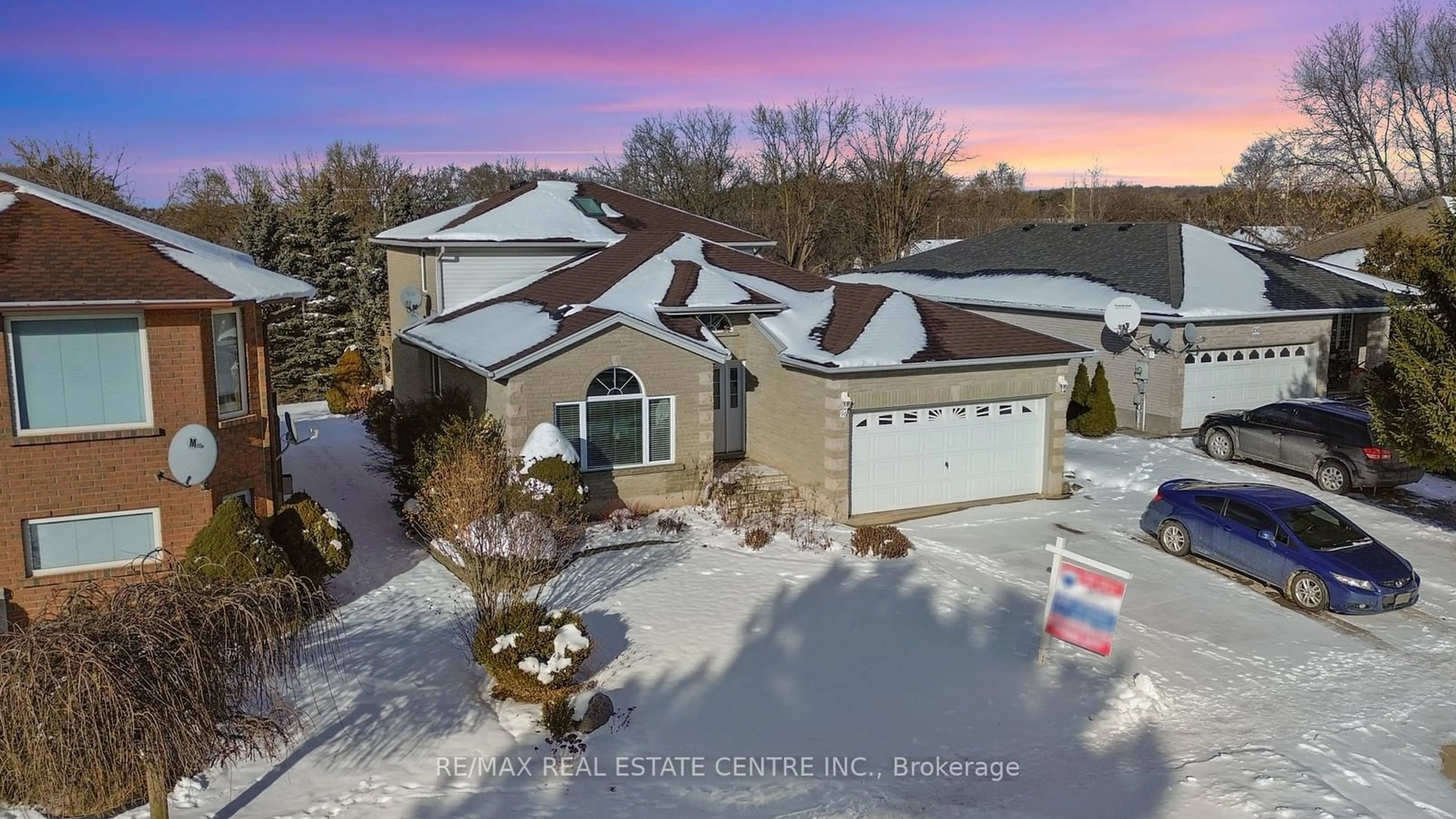 A pic from outside/outdoor area/front of a property/back of a property/a pic from drone, unknown for 96 Bluerock Cres, Cambridge Ontario N1R 7B8