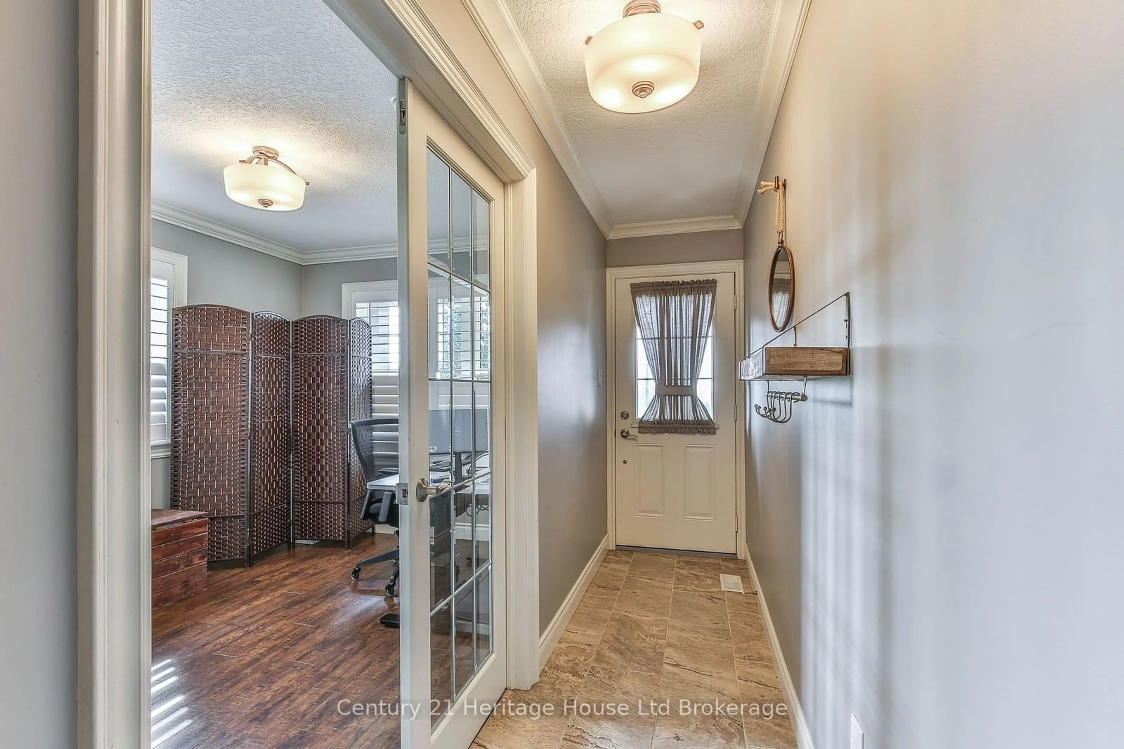 Indoor entryway for 175 INGERSOLL STREET #1, Ingersoll Ontario N5C 0B9