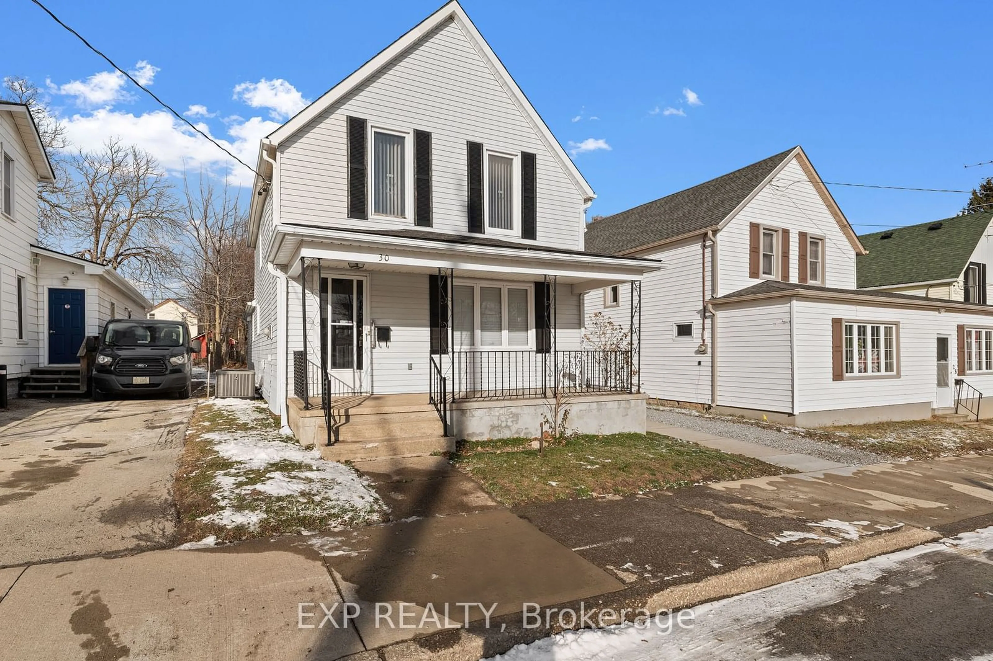 A pic from outside/outdoor area/front of a property/back of a property/a pic from drone, street for 30 Dufferin St, Fort Erie Ontario L2A 2T5