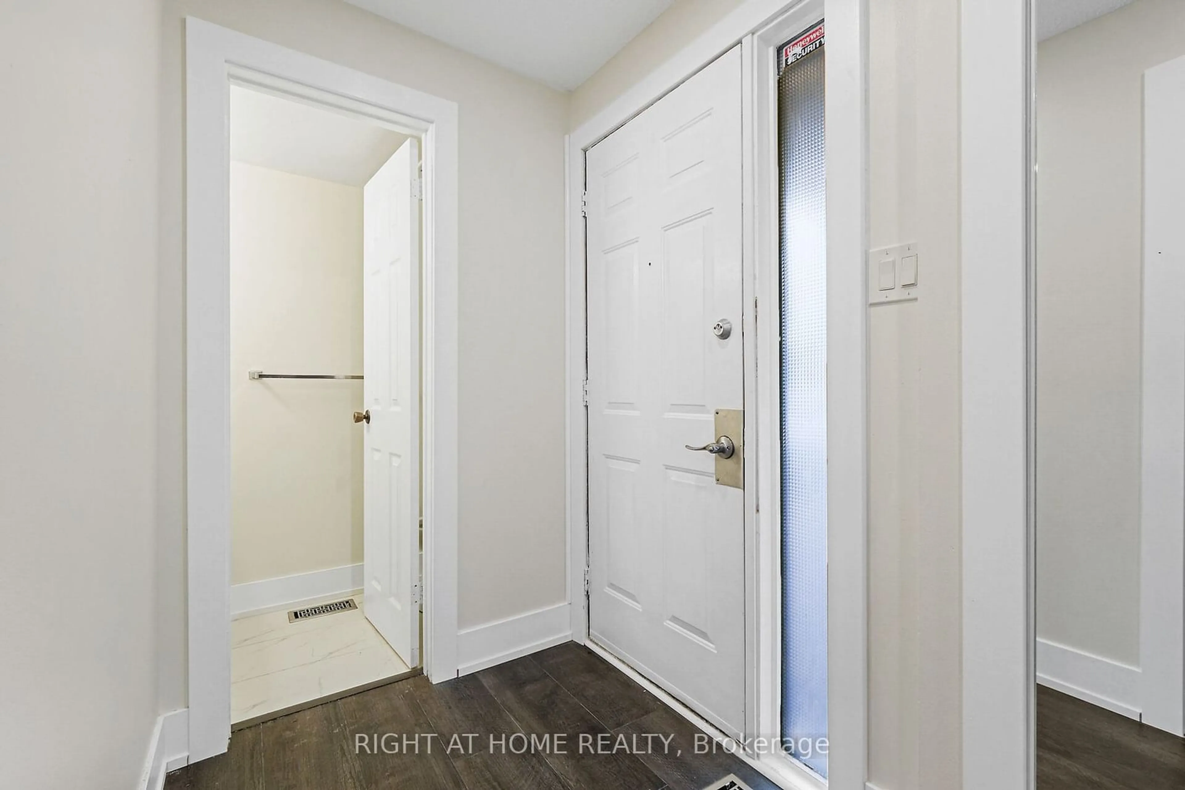 Indoor entryway for 2833 SPRINGLAND Dr, Billings Bridge - Riverside Park and Area Ontario K1V 9S7