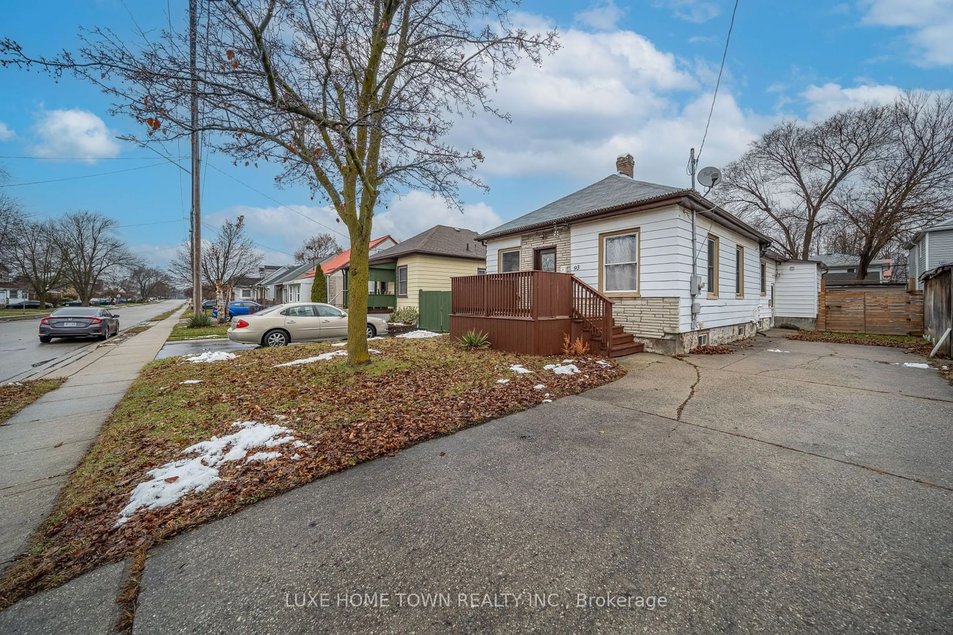 A pic from outside/outdoor area/front of a property/back of a property/a pic from drone, street for 93 Norfolk Ave, Cambridge Ontario N1R 3T8