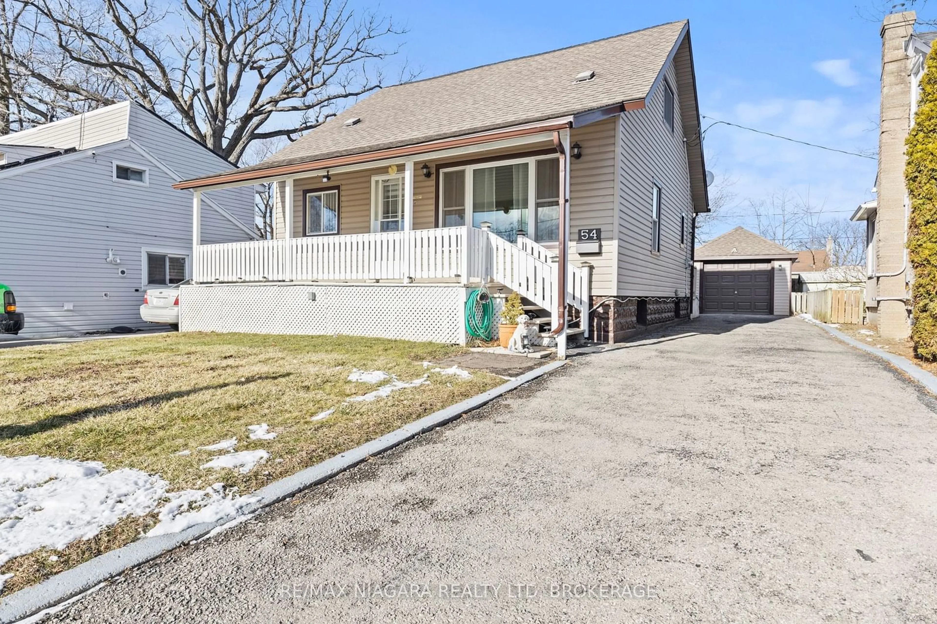 A pic from outside/outdoor area/front of a property/back of a property/a pic from drone, street for 54 Churchill Ave, Welland Ontario L3B 4Y6