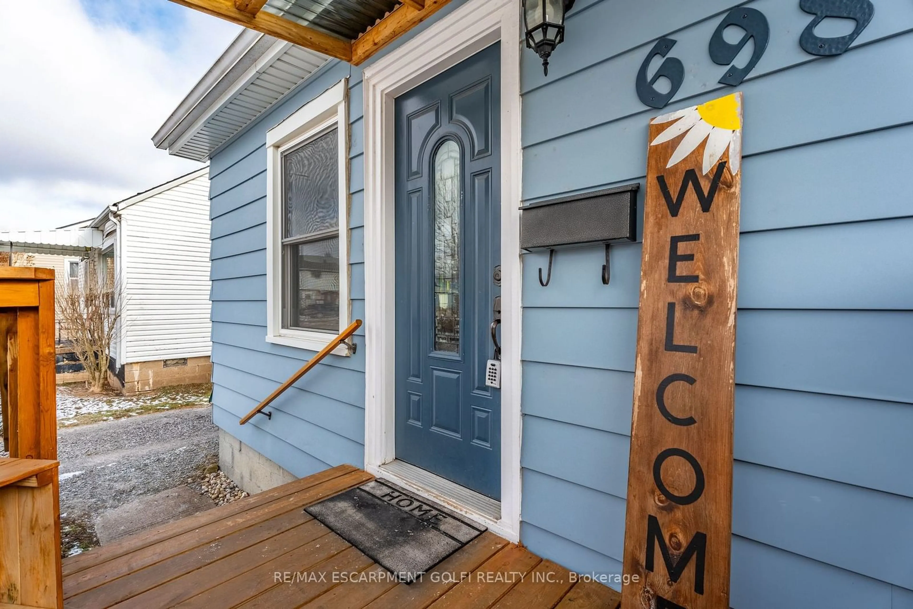 Indoor entryway for 6986 Brant Ave, Niagara Falls Ontario L2G 4K8