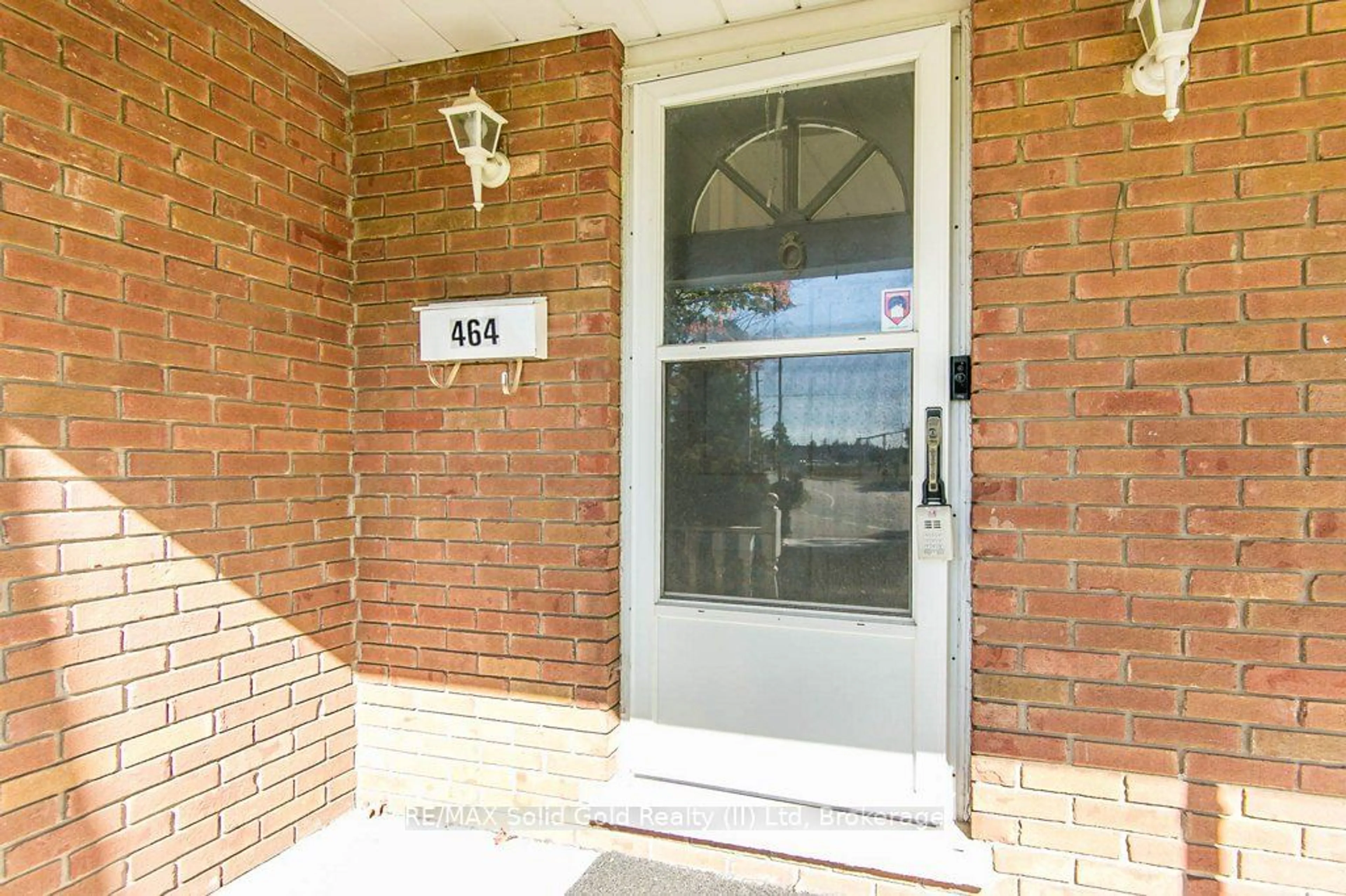 Indoor entryway for 464 Hazel St, Waterloo Ontario N2L 3R1