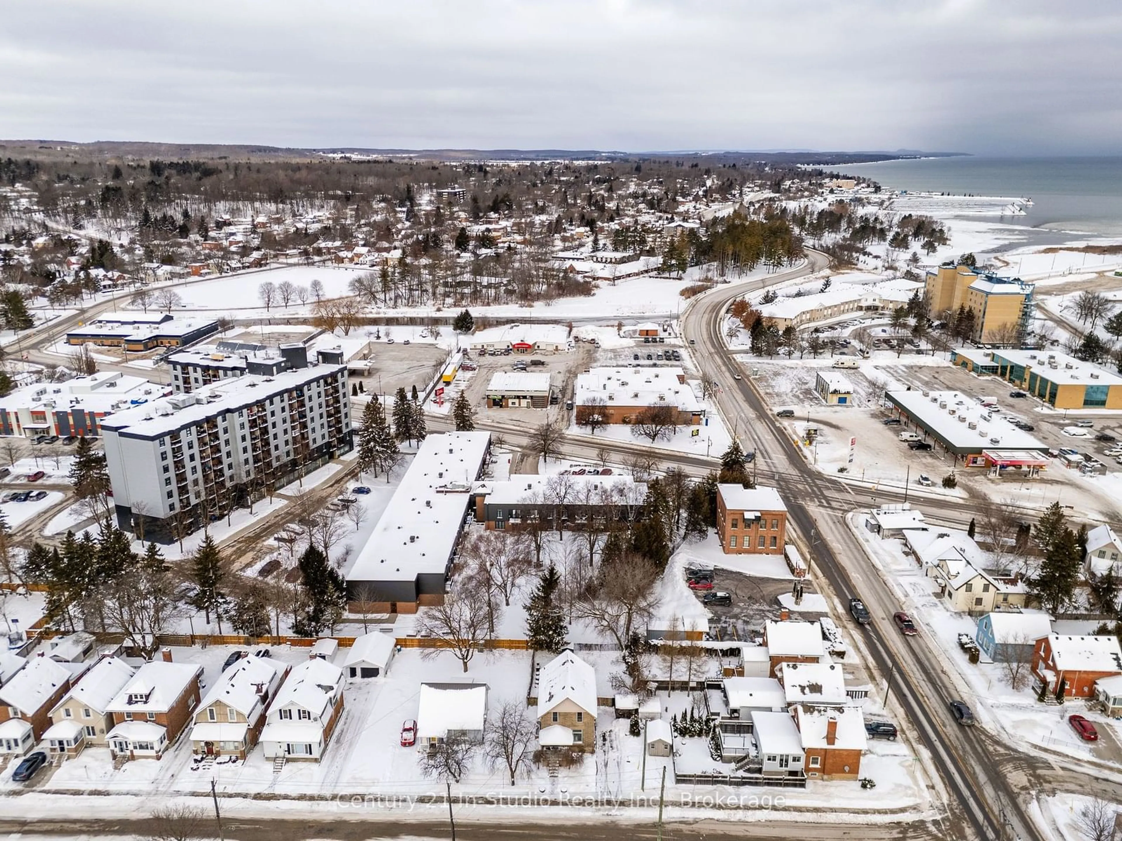 A pic from outside/outdoor area/front of a property/back of a property/a pic from drone, street for 260 13th St, Owen Sound Ontario N4K 3W6