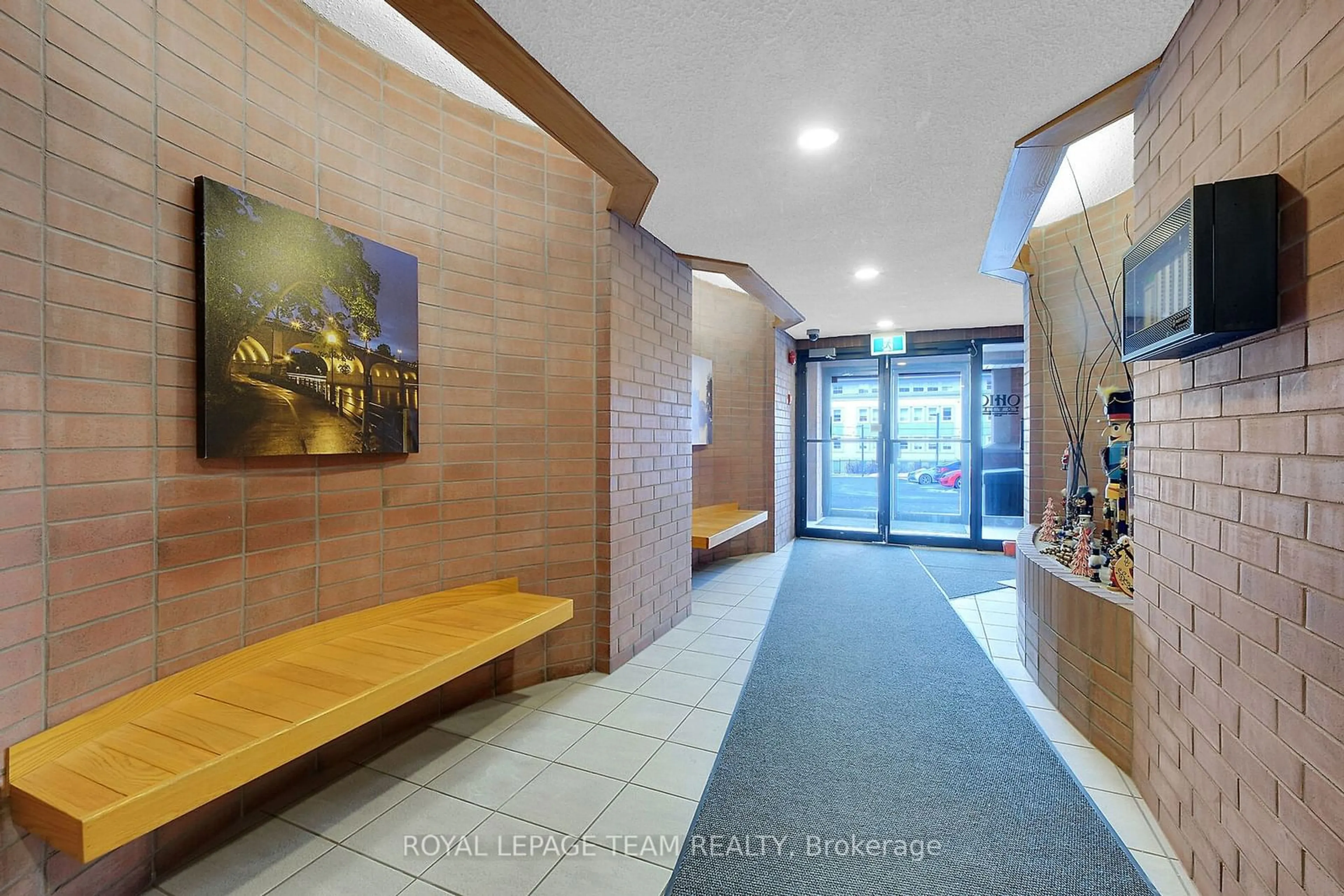 Indoor foyer for 1180 Ohio St #1204, Billings Bridge - Riverside Park and Area Ontario K1H 8N5