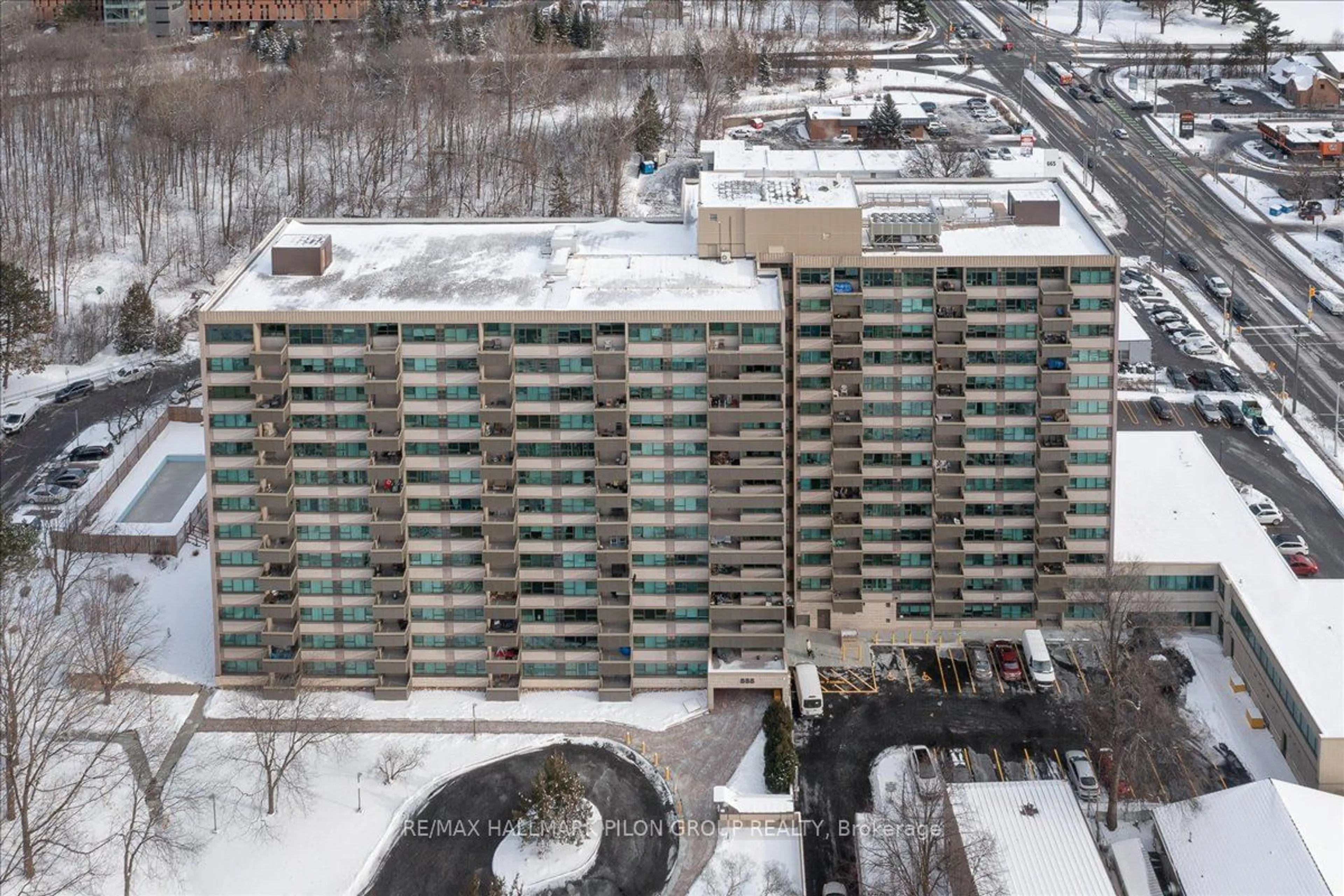 A pic from outside/outdoor area/front of a property/back of a property/a pic from drone, building for 555 Brittany Dr #715, Manor Park - Cardinal Glen and Area Ontario K1K 4C5