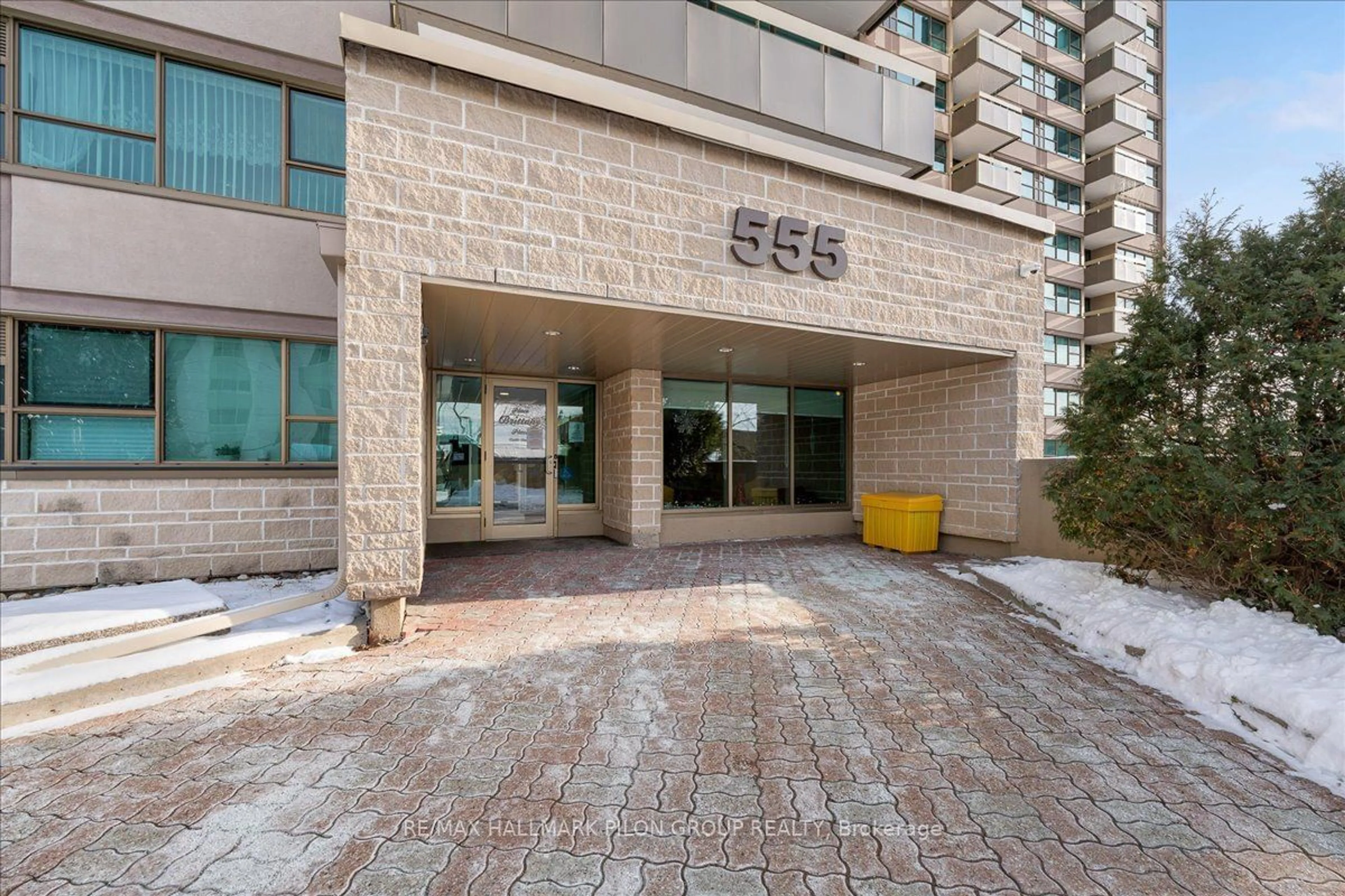 Indoor foyer for 555 Brittany Dr #715, Manor Park - Cardinal Glen and Area Ontario K1K 4C5