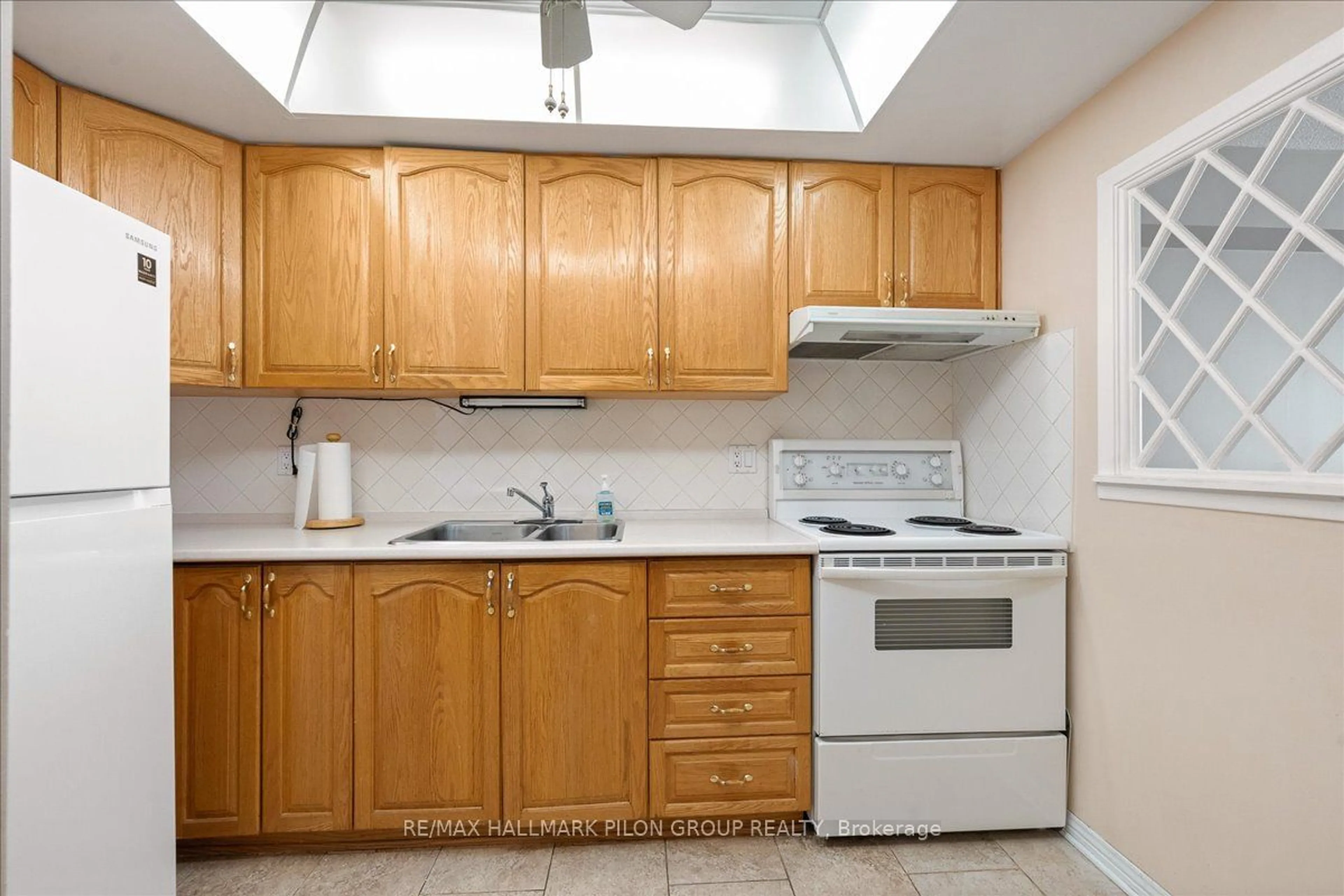 Standard kitchen, unknown for 555 Brittany Dr #715, Manor Park - Cardinal Glen and Area Ontario K1K 4C5