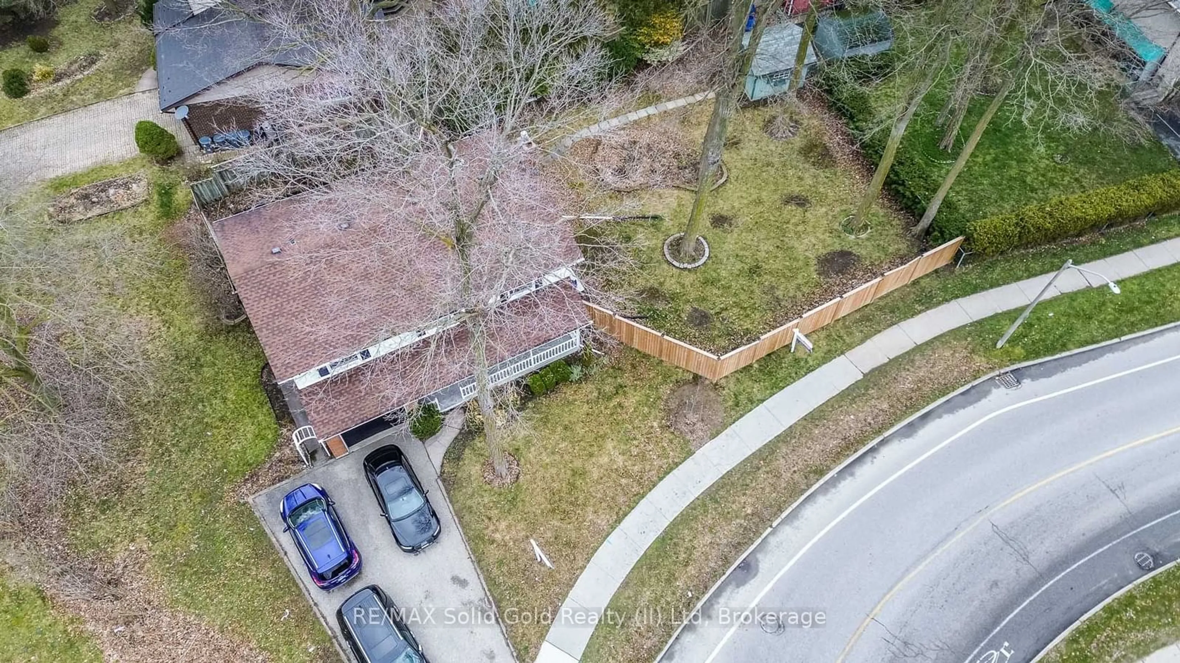 A pic from outside/outdoor area/front of a property/back of a property/a pic from drone, street for 462+464 Hazel St, Waterloo Ontario N2L 3R1