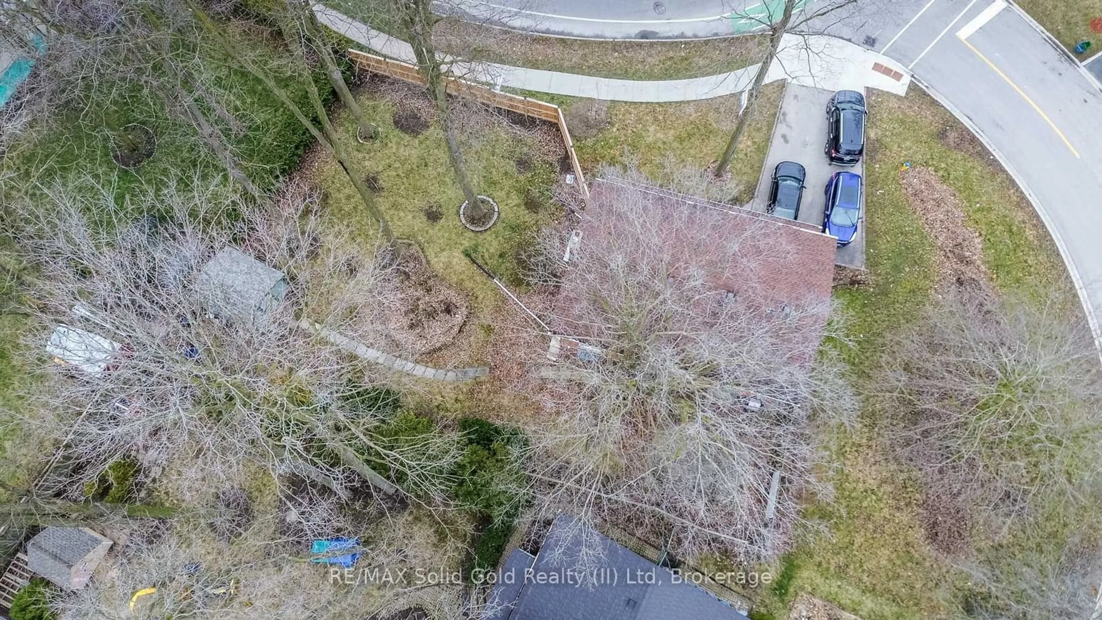 A pic from outside/outdoor area/front of a property/back of a property/a pic from drone, building for 462+464 Hazel St, Waterloo Ontario N2L 3R1