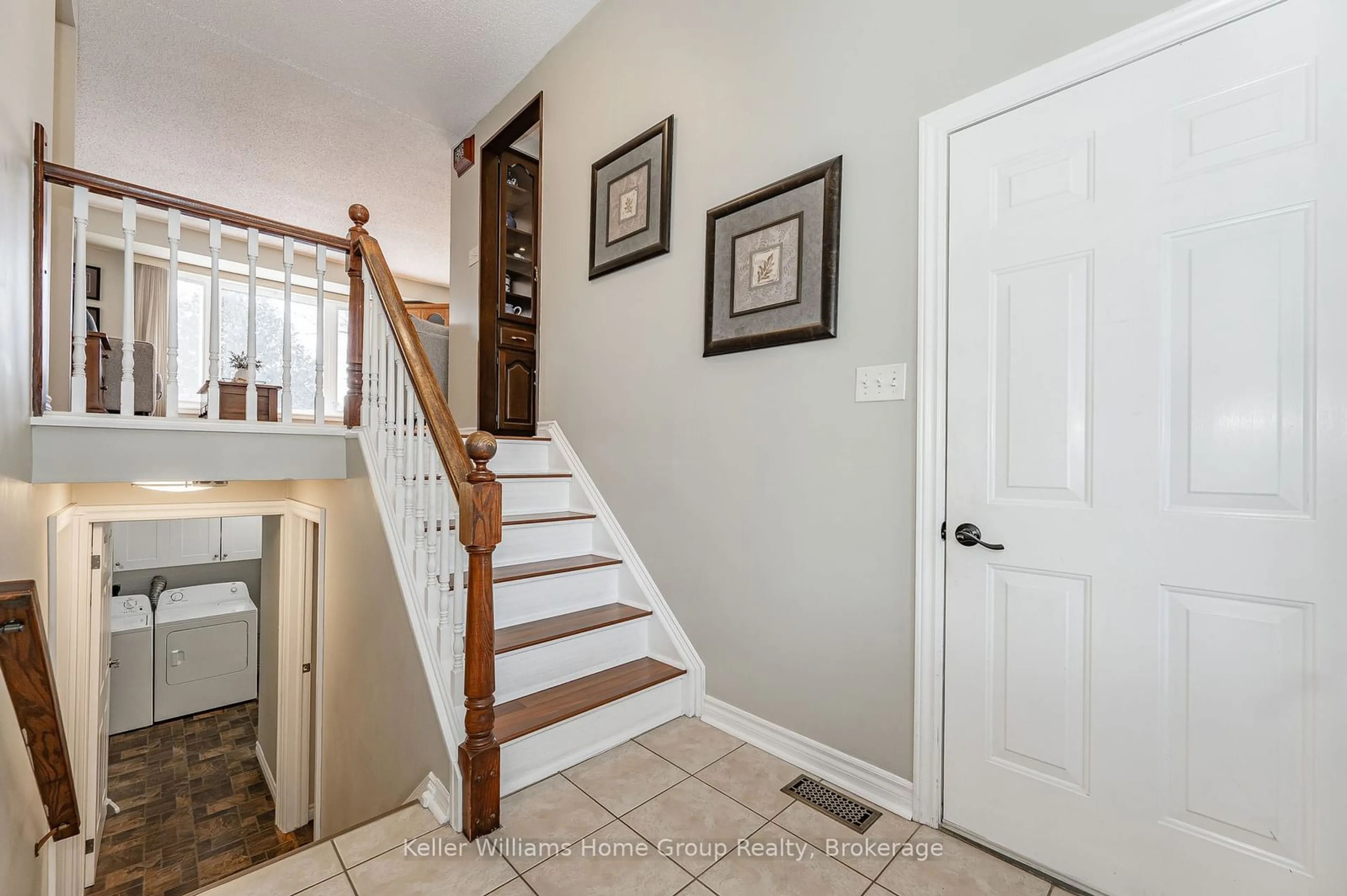 Indoor entryway for 20 Westhill Rd, Guelph Ontario N1H 7P6