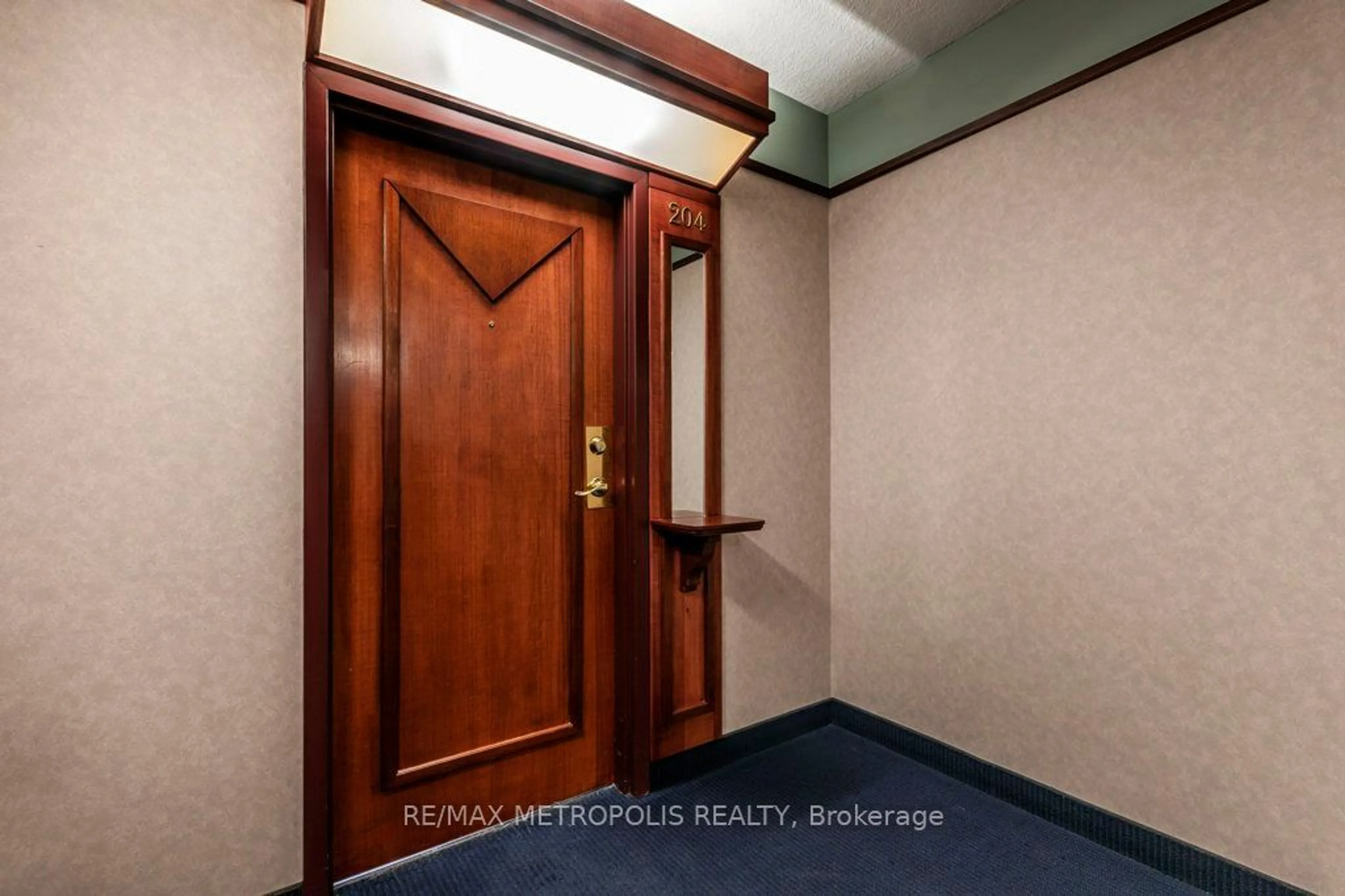 Indoor entryway for 405 Erb St #204, Waterloo Ontario N2L 1W7