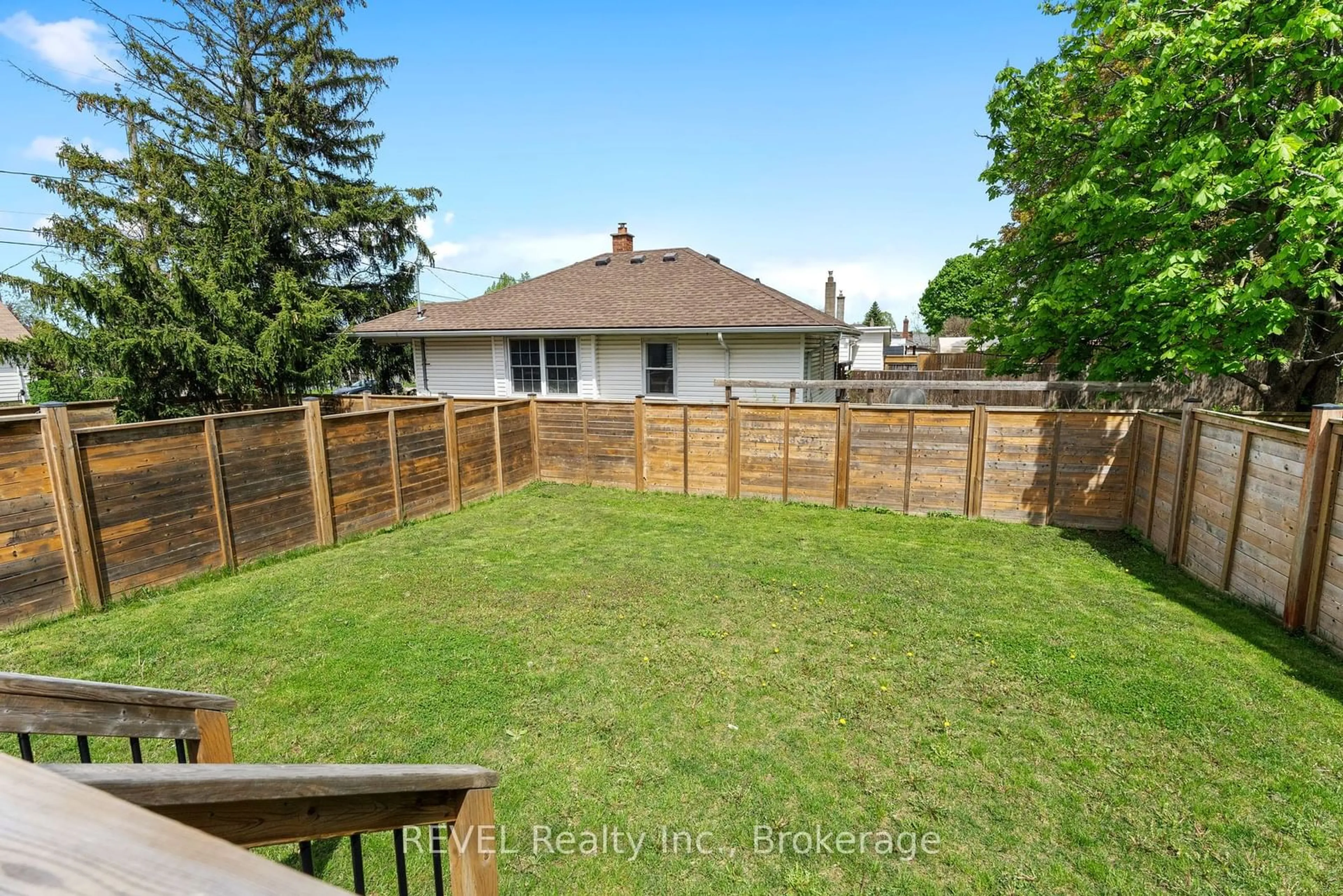 A pic from outside/outdoor area/front of a property/back of a property/a pic from drone, unknown for 10 Leeson St, St. Catharines Ontario L2T 2R1