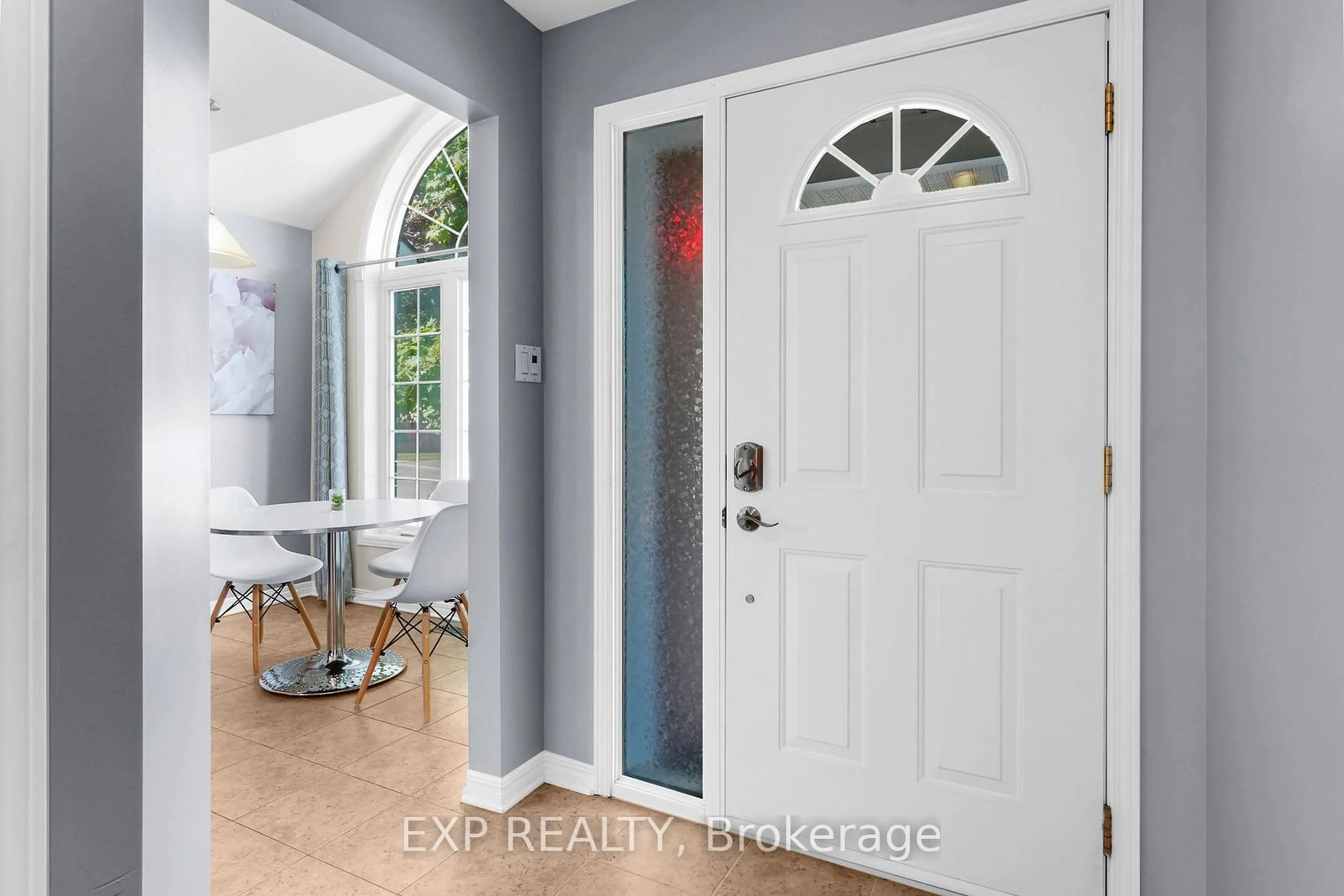 Indoor entryway for 114 ECHOWOODS Ave, Stittsville - Munster - Richmond Ontario K2S 2E7