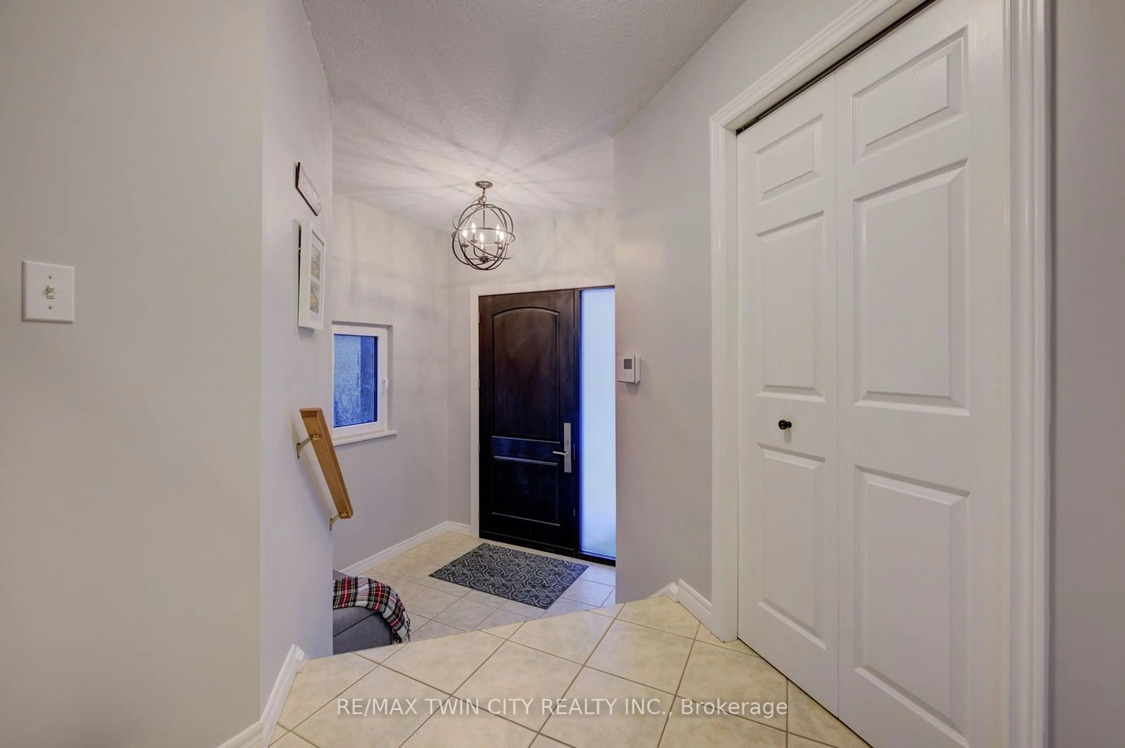 Indoor entryway for 523 Brigantine Dr, Waterloo Ontario N2K 4B7