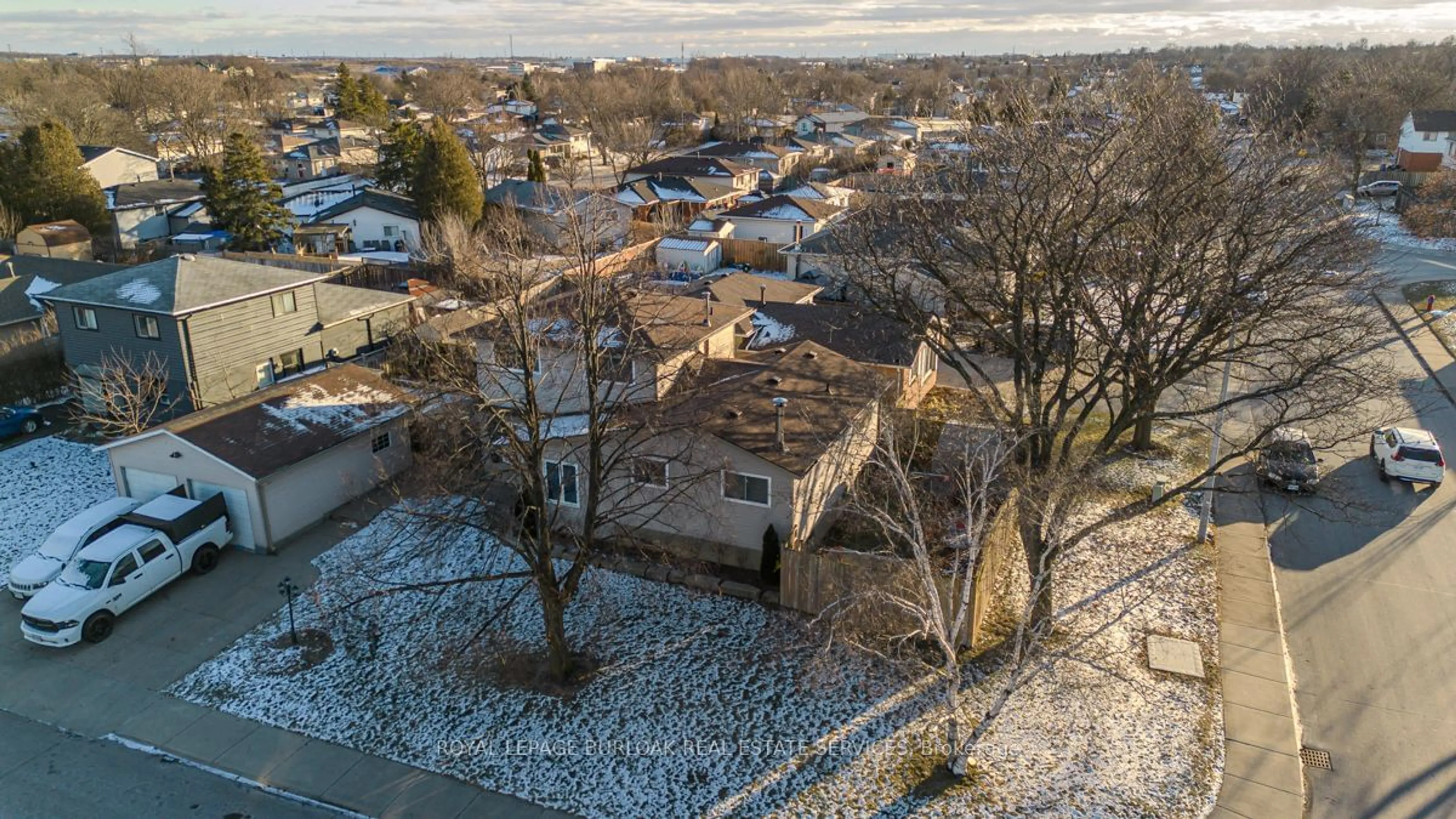 A pic from outside/outdoor area/front of a property/back of a property/a pic from drone, street for 110 Billington Cres, Hamilton Ontario L8T 4R1