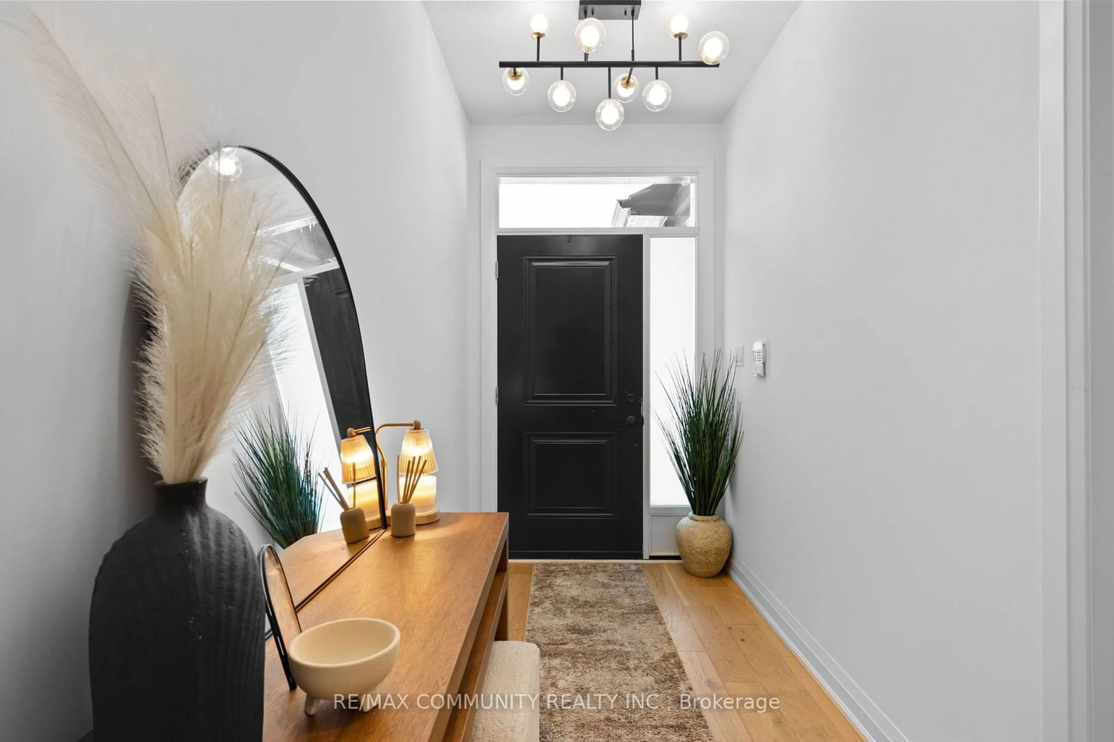 Indoor entryway for 383 Daventry Way #60, Middlesex Centre Ontario N0L 1R0