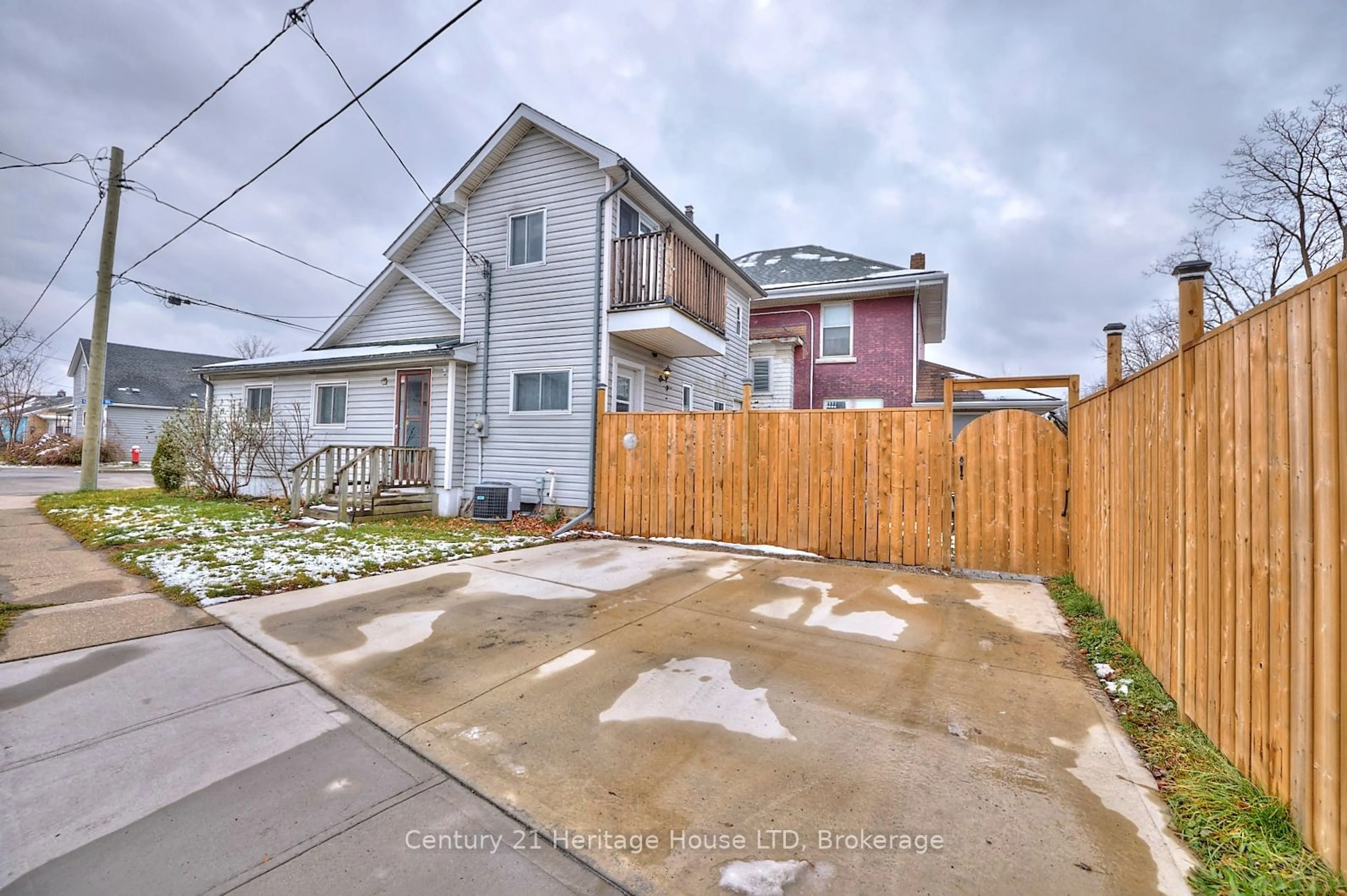 A pic from outside/outdoor area/front of a property/back of a property/a pic from drone, street for 140 Dorothy St, Welland Ontario L3B 3V9