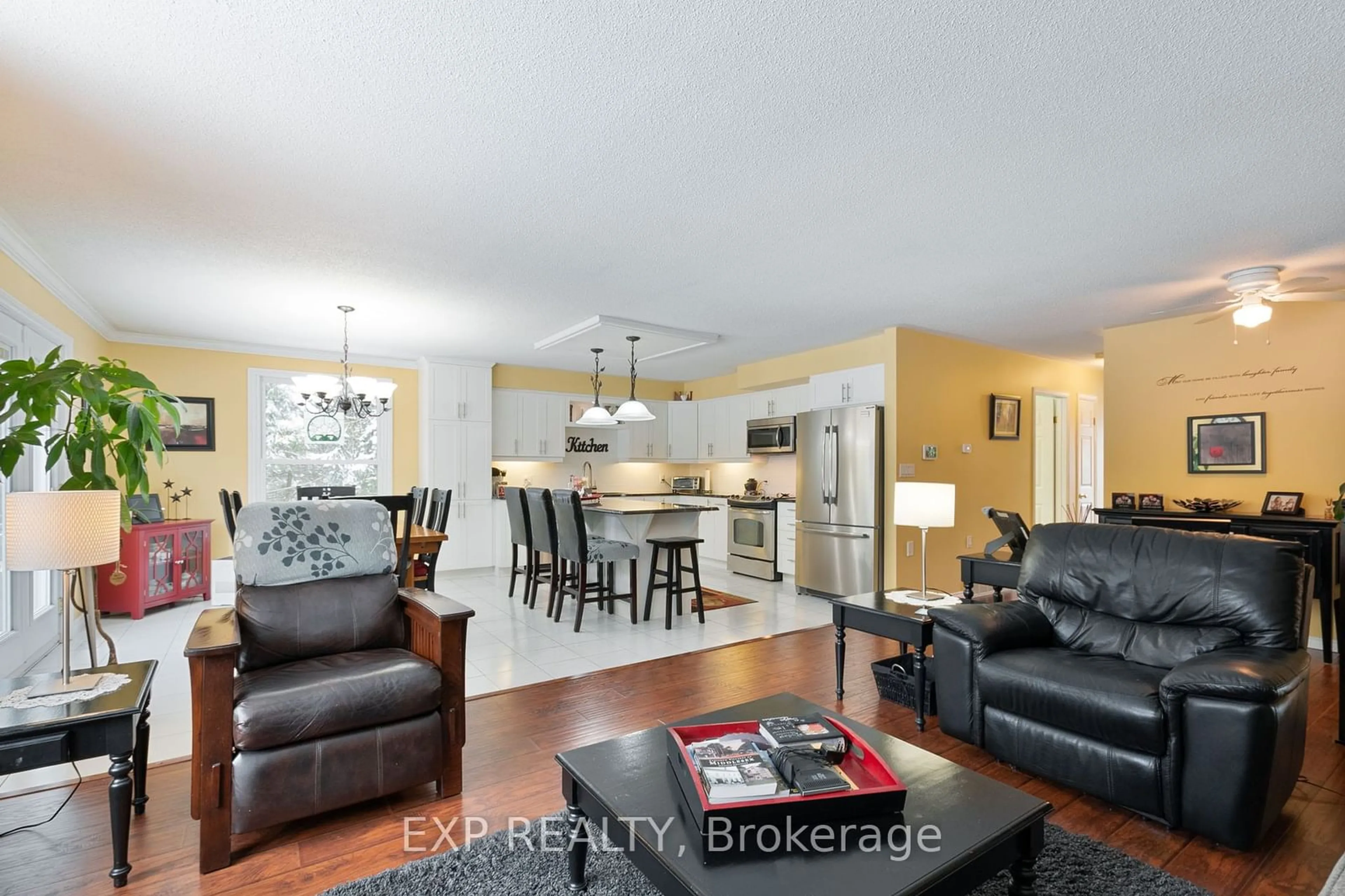 Open concept kitchen, unknown for 555 Head St, Strathroy-Caradoc Ontario N7G 3H7