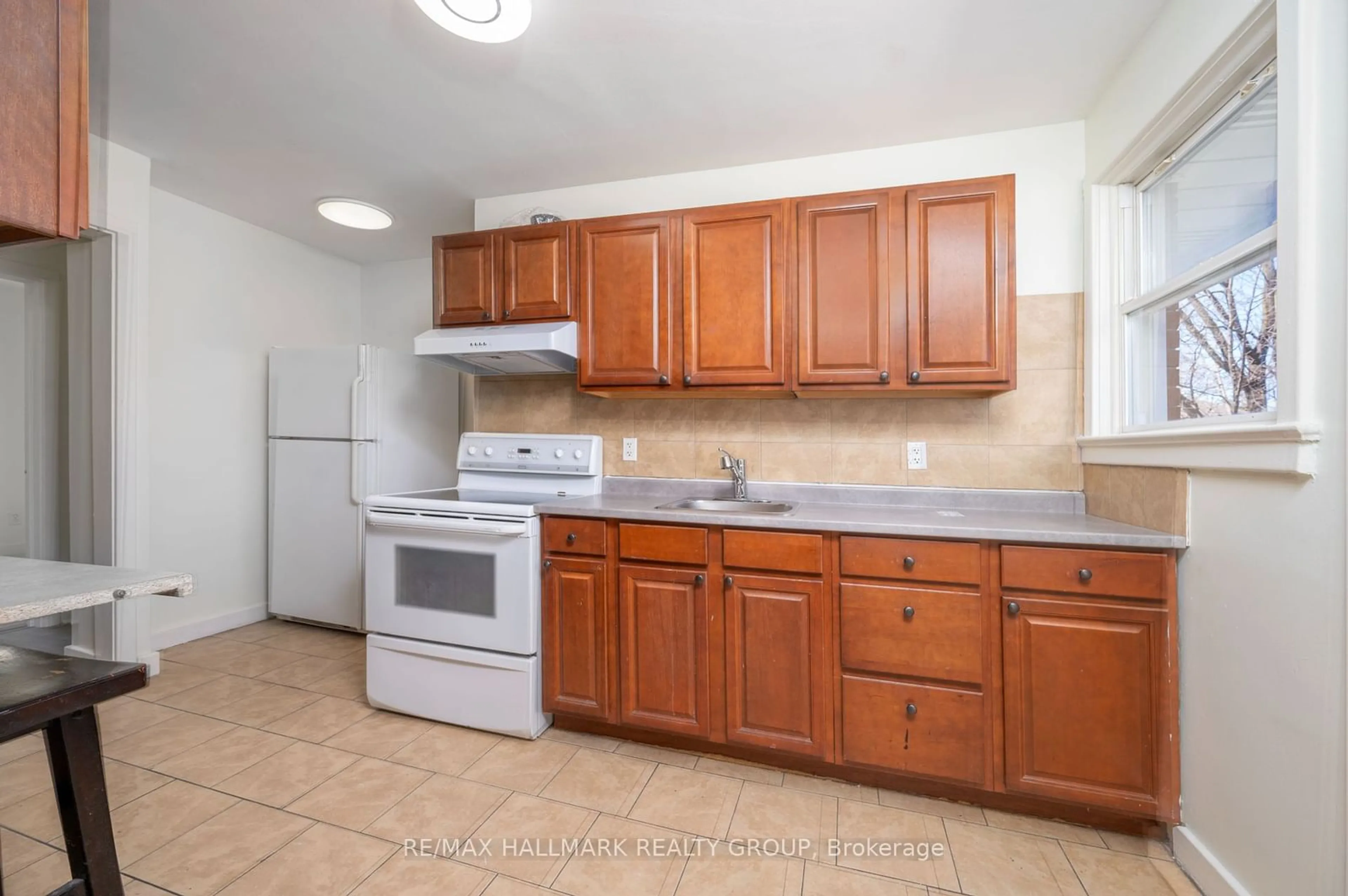 Standard kitchen, ceramic/tile floor for 181 Switzer Ave, Westboro - Hampton Park Ontario K1Z 7H8