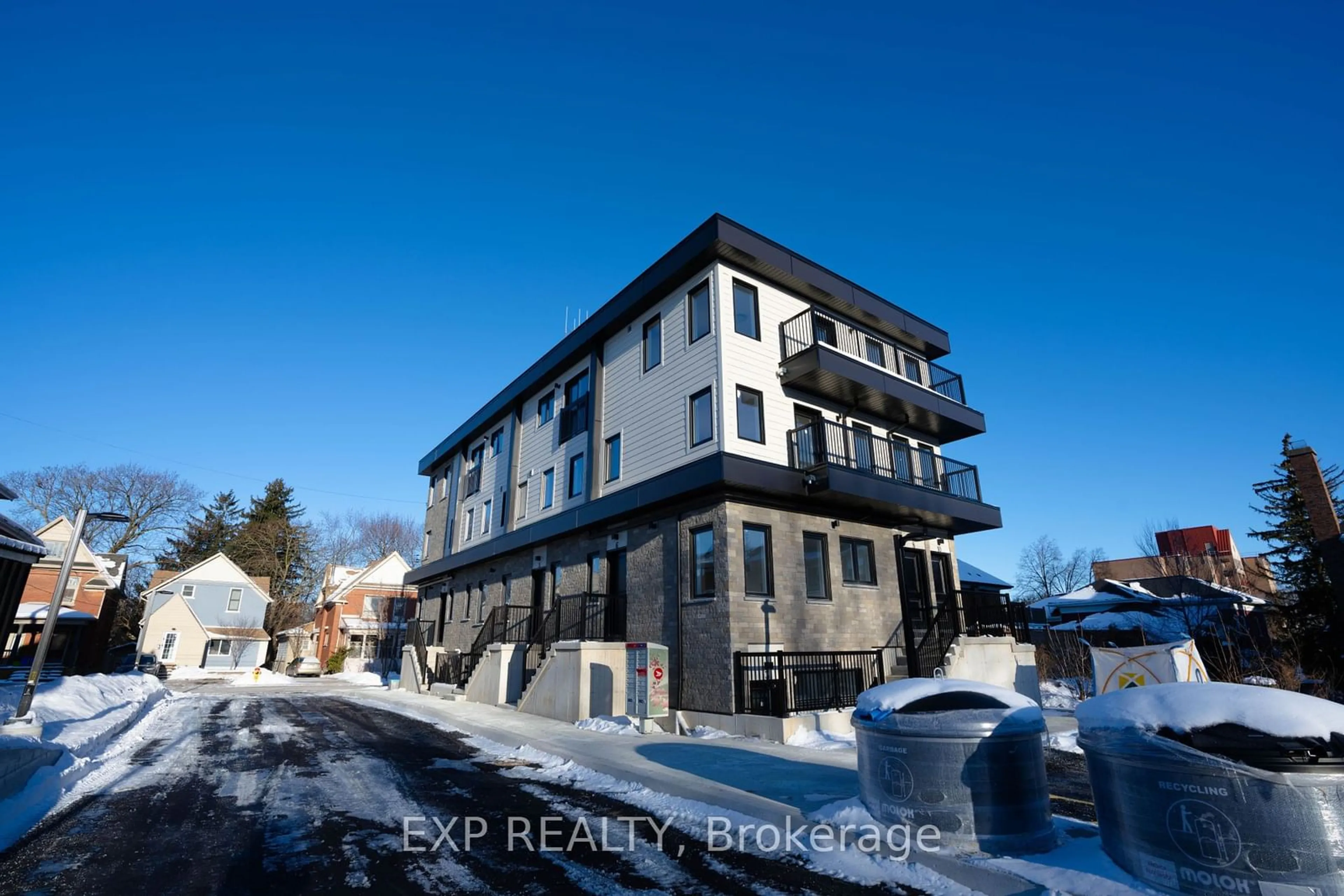 A pic from outside/outdoor area/front of a property/back of a property/a pic from drone, building for 17 Peter St #2, Kitchener Ontario N2G 3J5