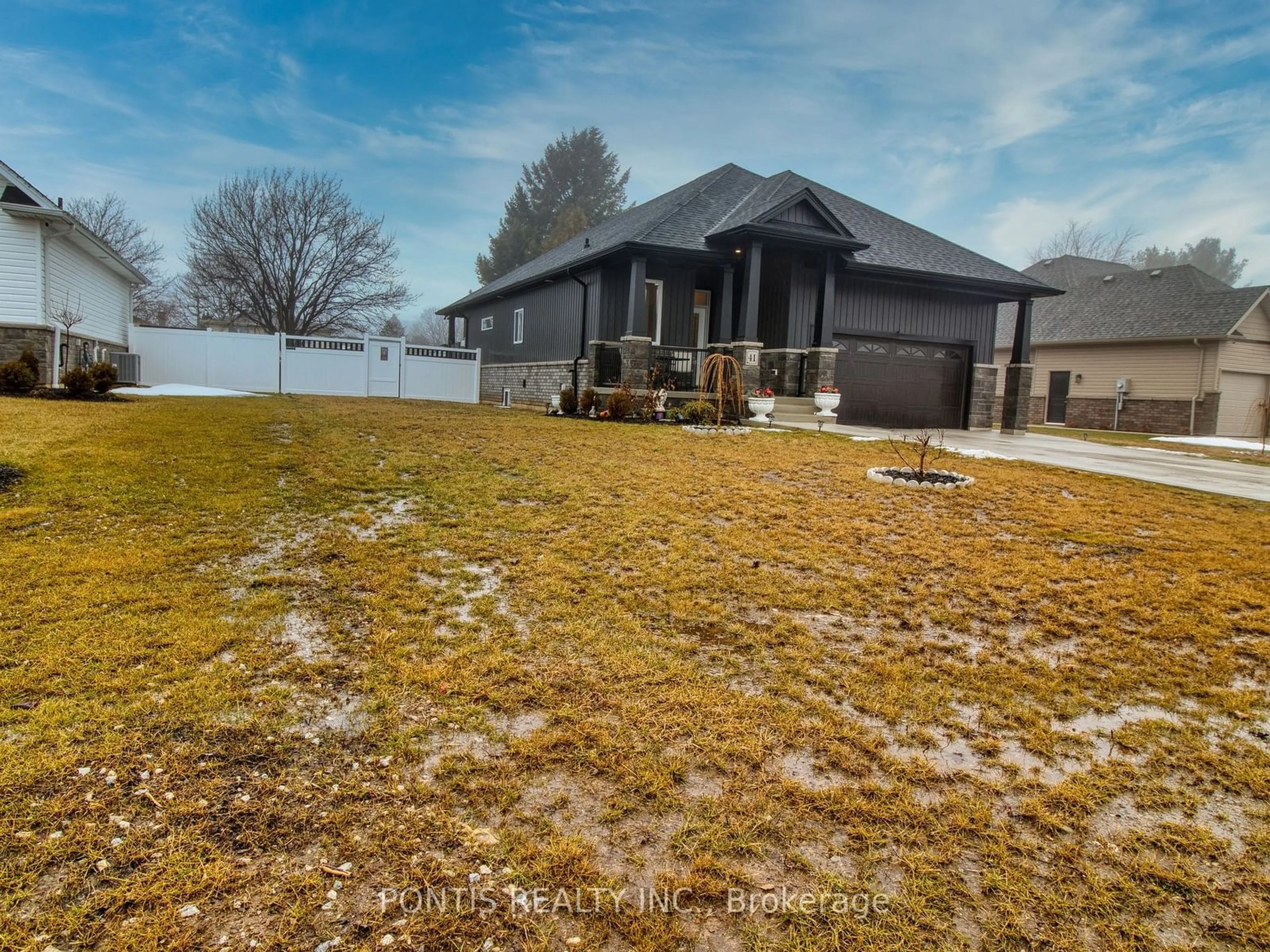 A pic from outside/outdoor area/front of a property/back of a property/a pic from drone, unknown for 41 Sleepy Meadow Dr, Chatham-Kent Ontario N0P 1A0