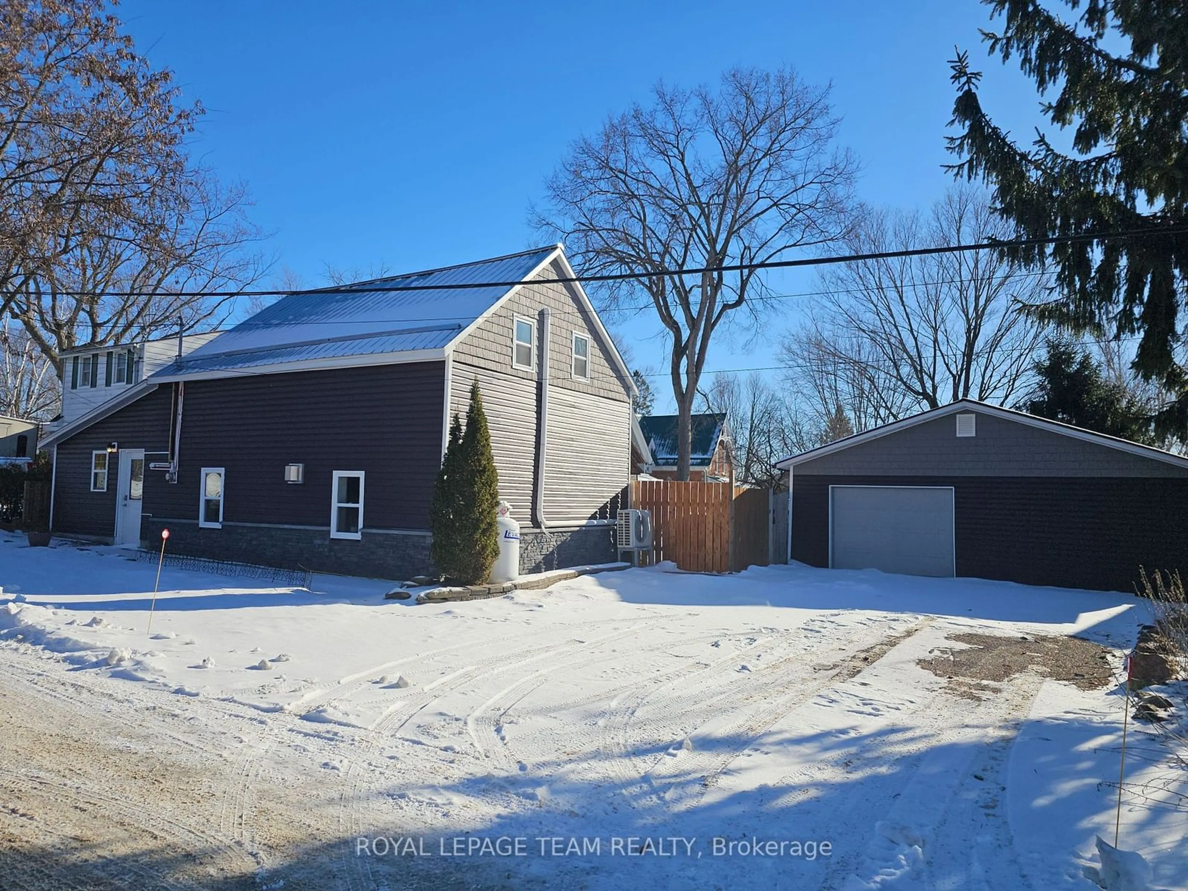 A pic from outside/outdoor area/front of a property/back of a property/a pic from drone, street for 118 WILLIAM St, Merrickville-Wolford Ontario K0G 1N0