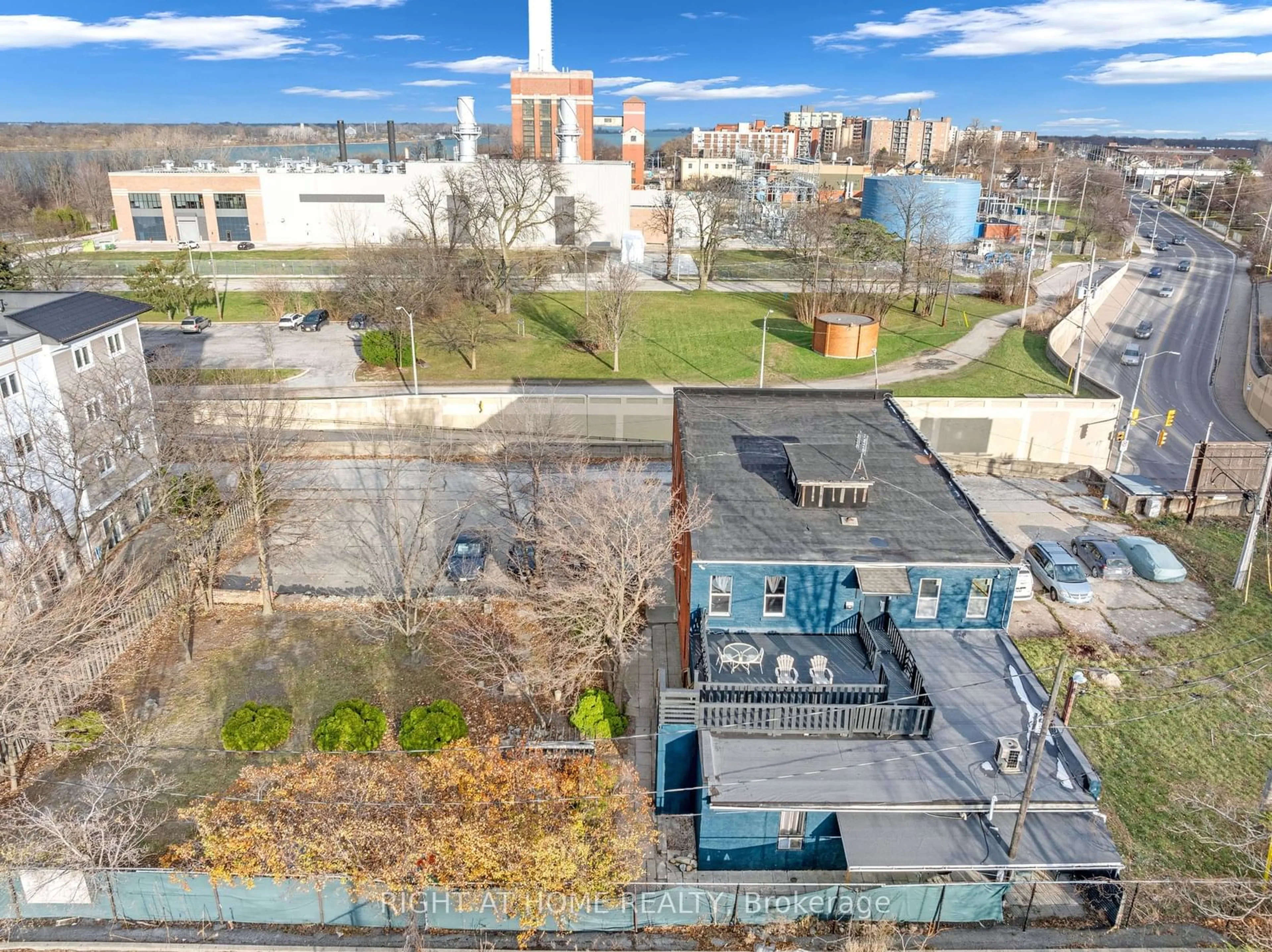 A pic from outside/outdoor area/front of a property/back of a property/a pic from drone, city buildings view from balcony for 279 Drouillard Rd, Windsor Ontario N8Y 2P4