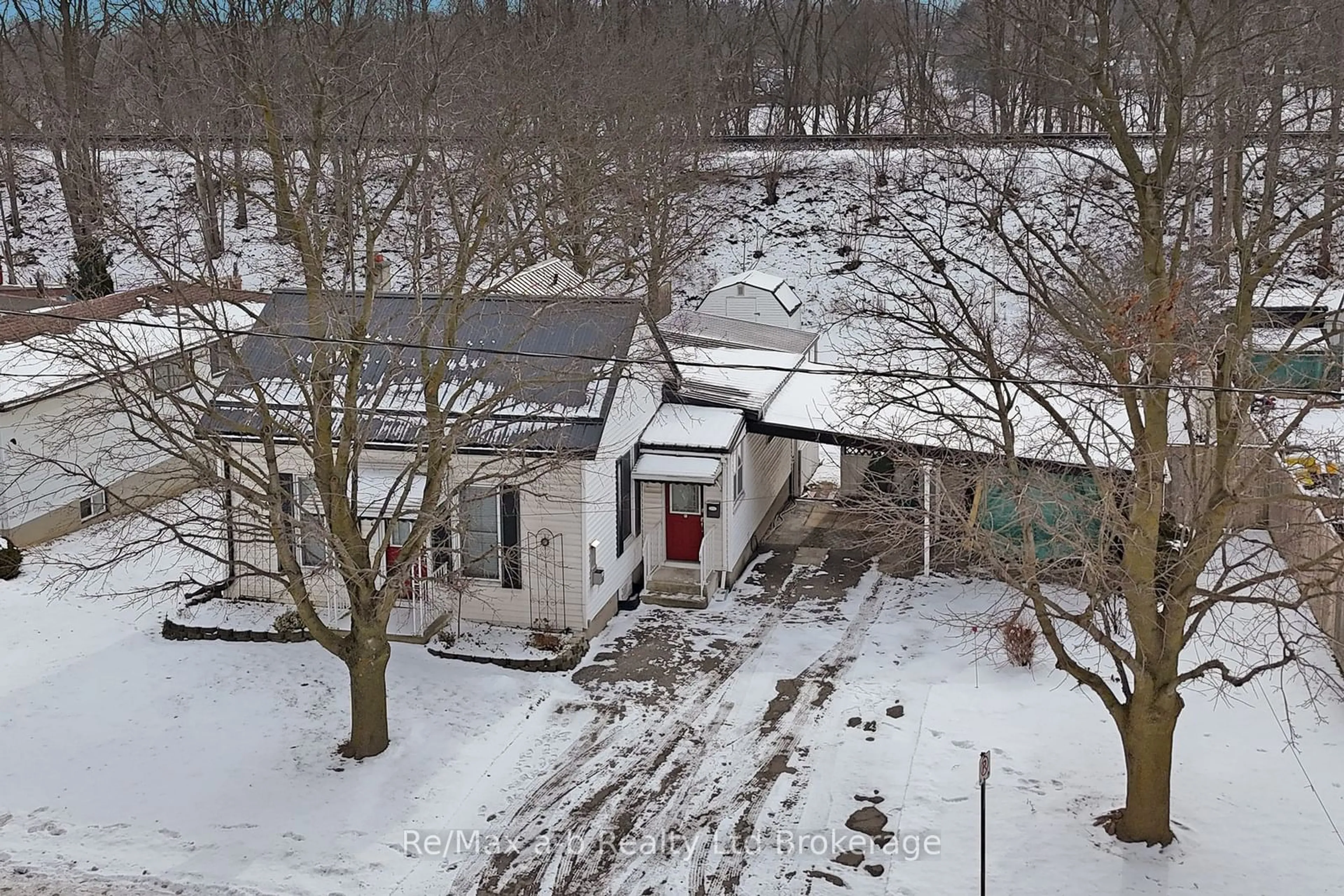 A pic from outside/outdoor area/front of a property/back of a property/a pic from drone, unknown for 326 Main St, Woodstock Ontario N4S 1T3