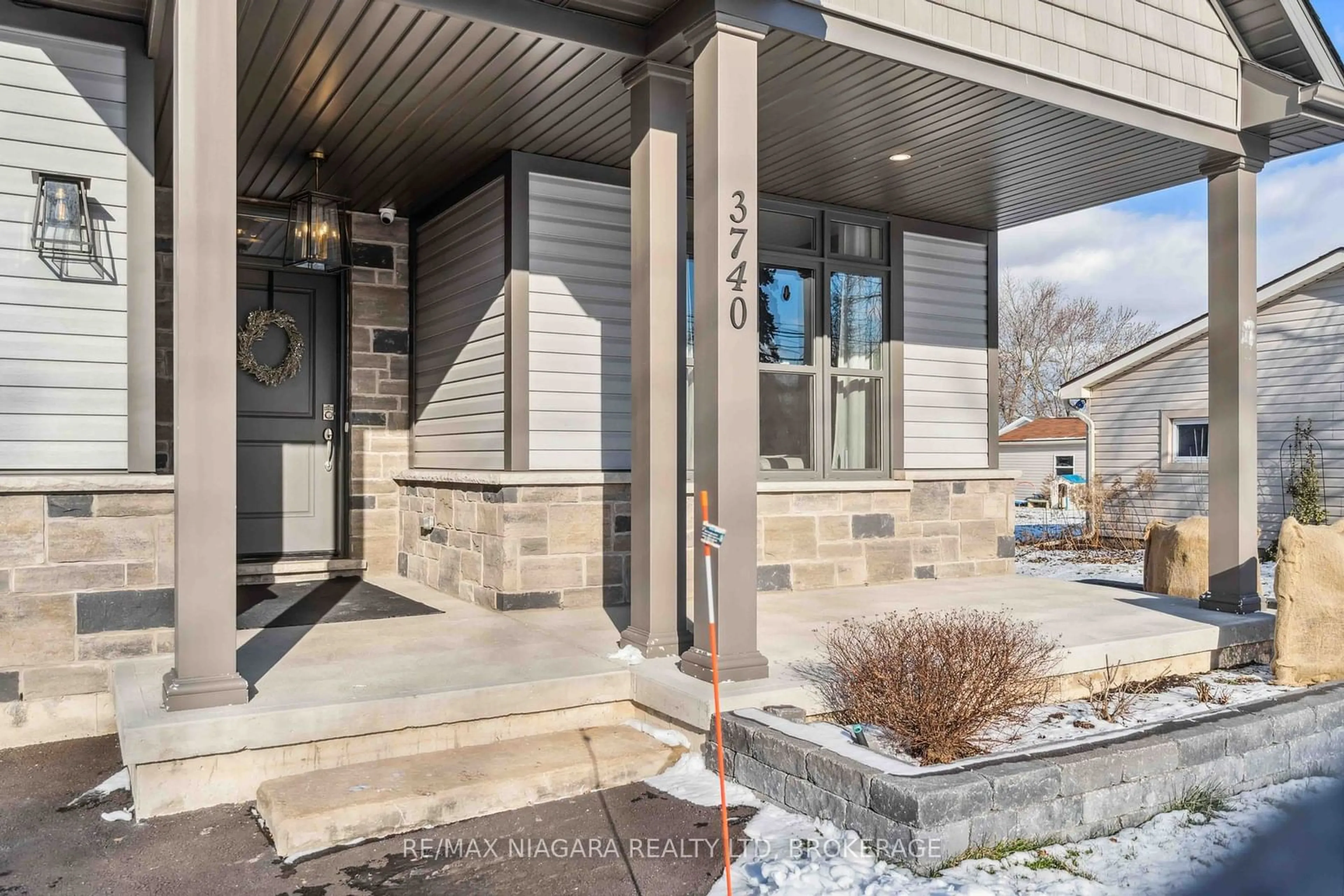 Indoor entryway for 3740 Rebstock Rd, Fort Erie Ontario L0S 1B0