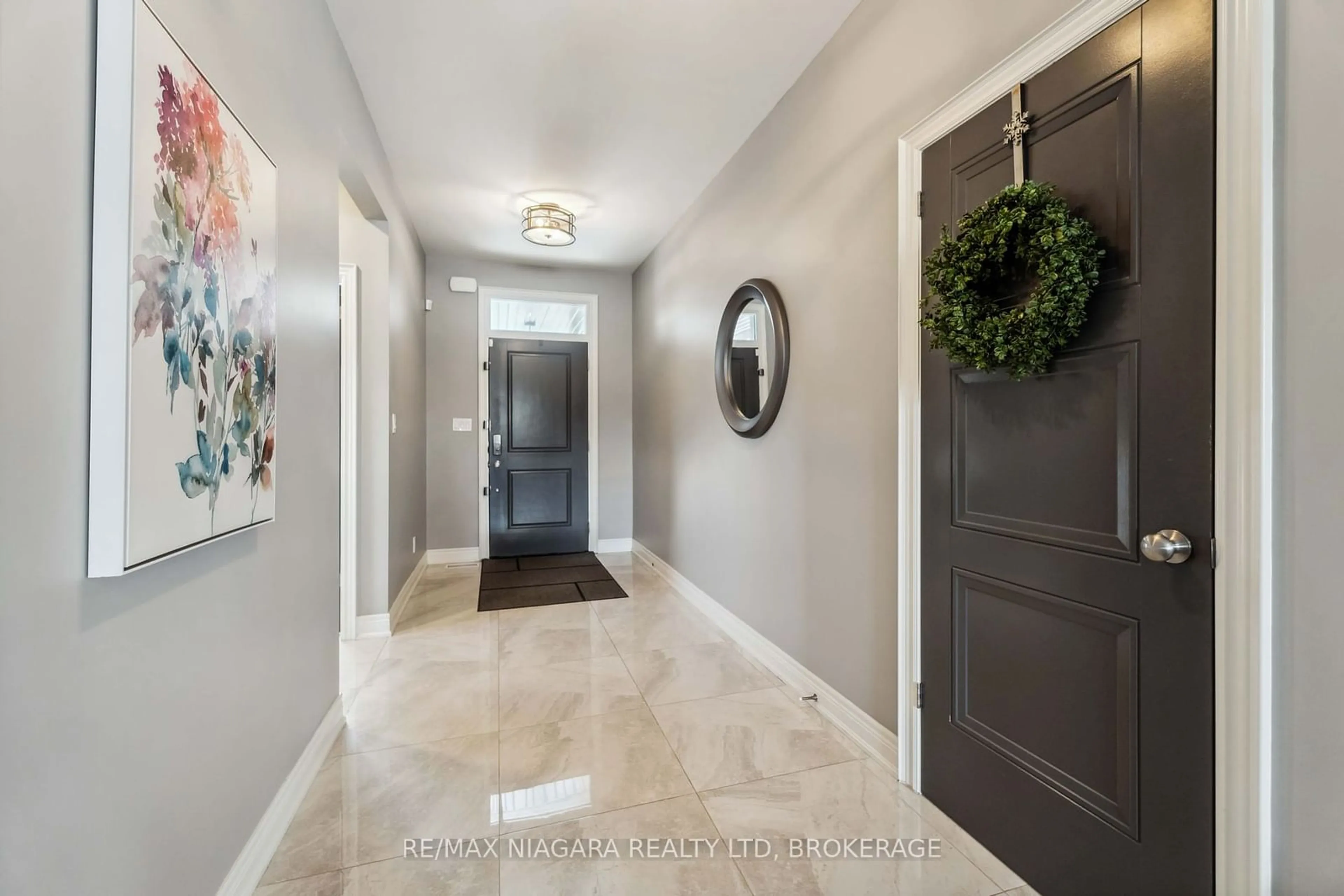 Indoor entryway for 3740 Rebstock Rd, Fort Erie Ontario L0S 1B0