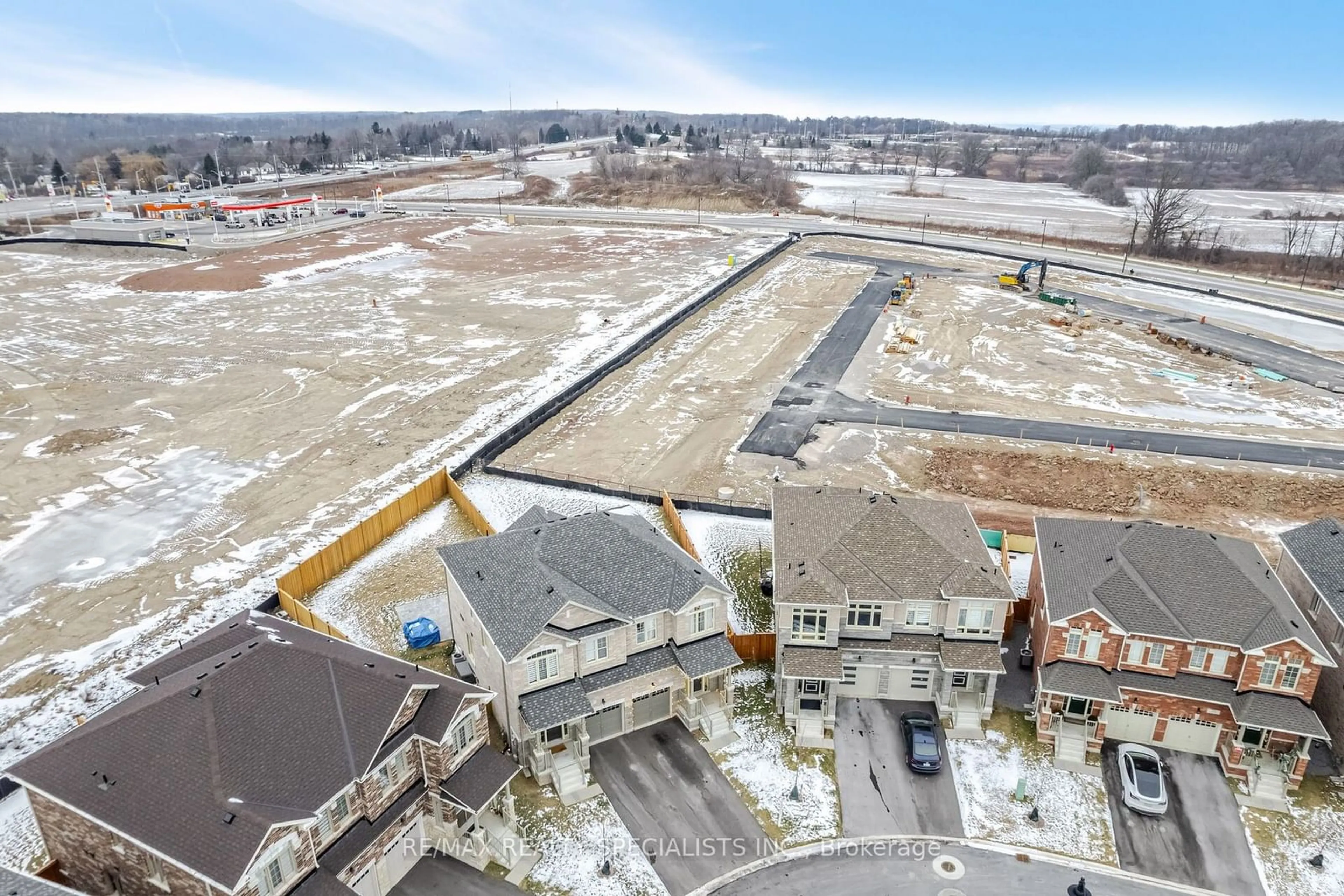 A pic from outside/outdoor area/front of a property/back of a property/a pic from drone, unknown for 38 Holcomb Terr, Hamilton Ontario L0R 2H1