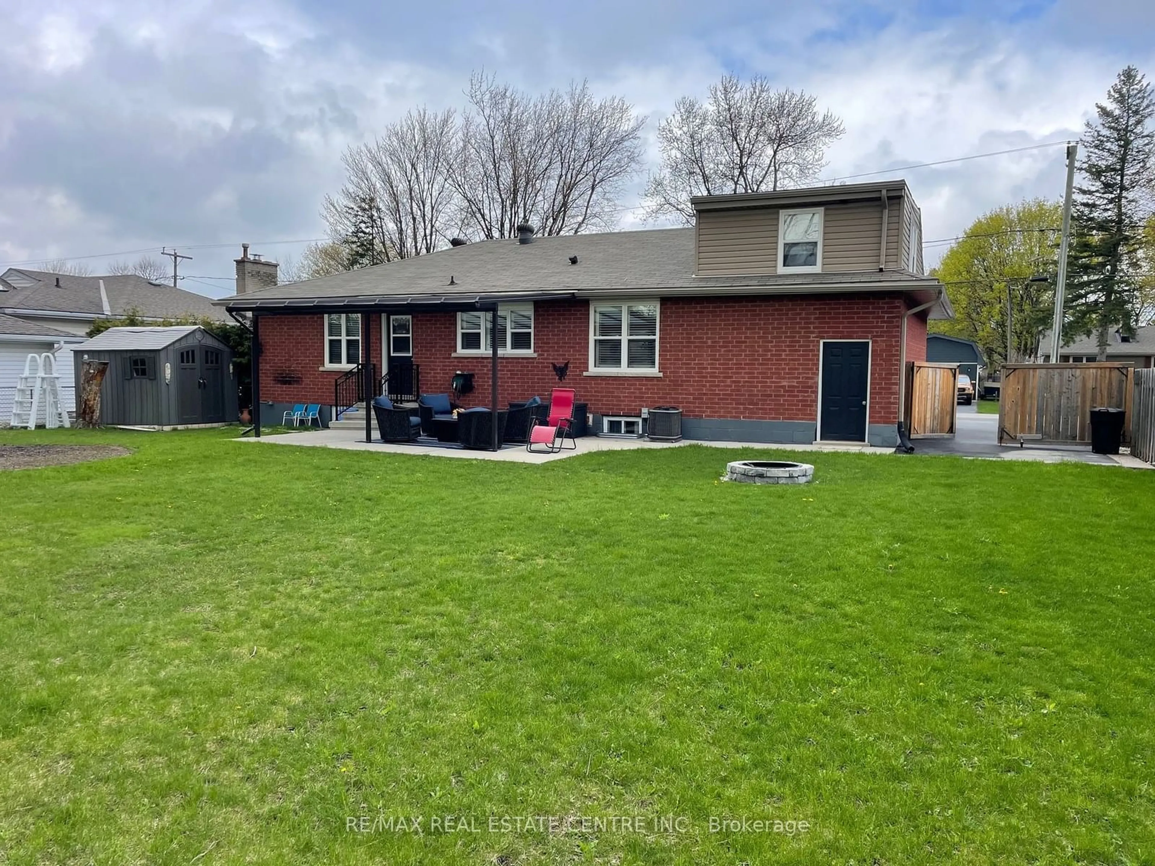 A pic from outside/outdoor area/front of a property/back of a property/a pic from drone, street for 26 Hatton Dr, Hamilton Ontario L9G 2H6