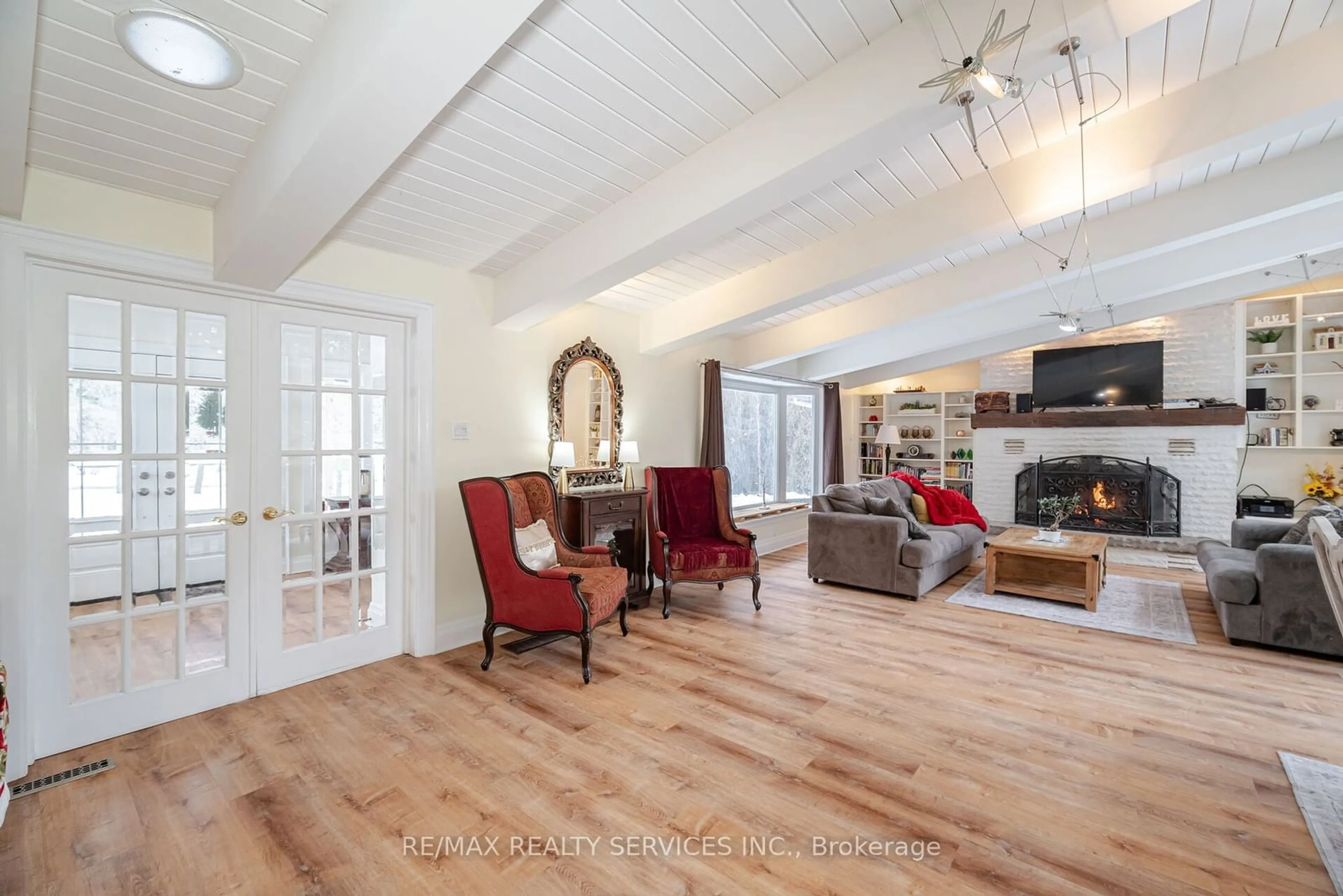 Living room with furniture, wood/laminate floor for 7 Shell Cres, Mono Ontario L9W 2Y8