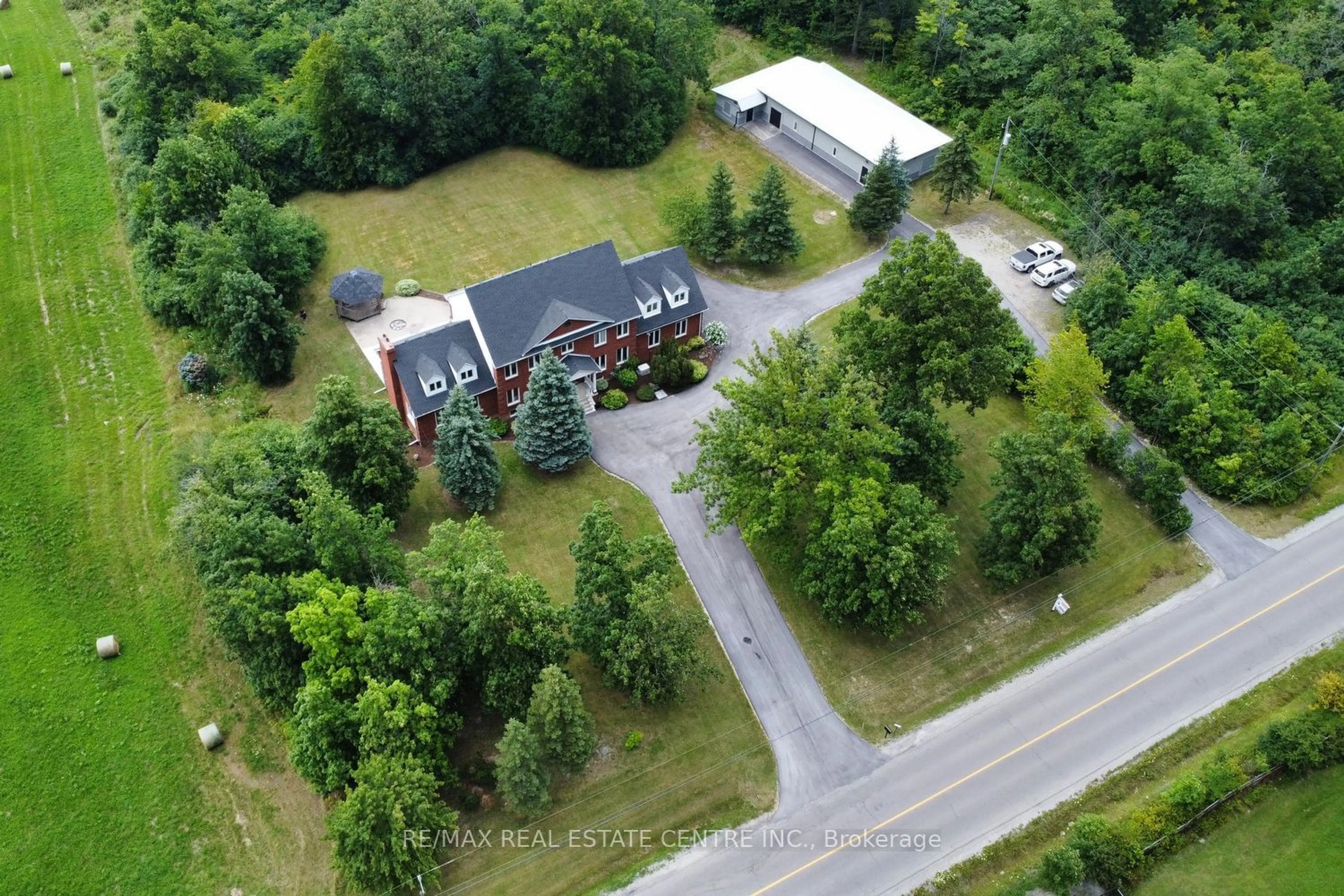 A pic from outside/outdoor area/front of a property/back of a property/a pic from drone, building for 237 Highland Rd, Hamilton Ontario L8J 3E6